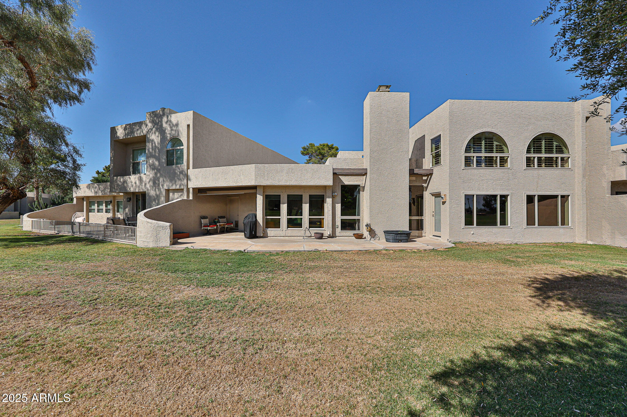 1035 N VISTA VERDE