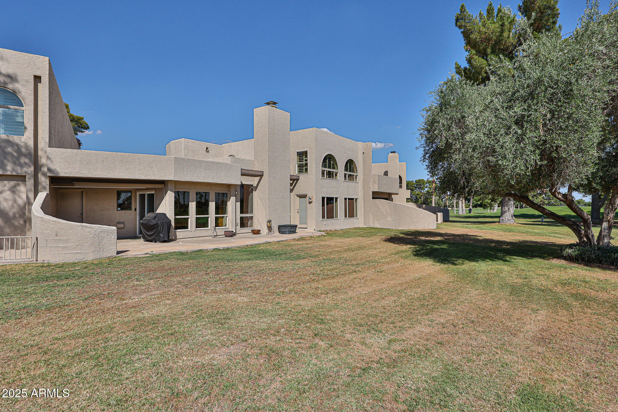 1035 N VISTA VERDE