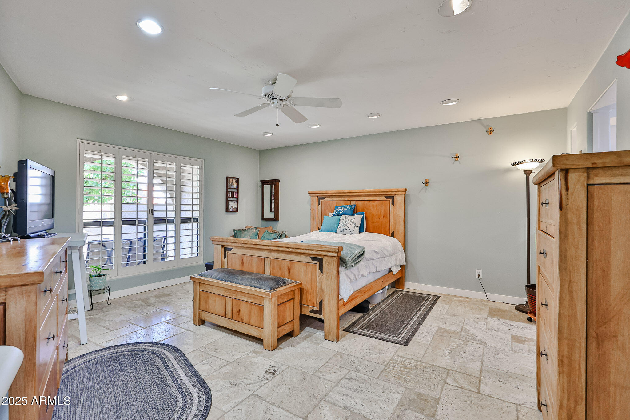 1035 N VISTA VERDE