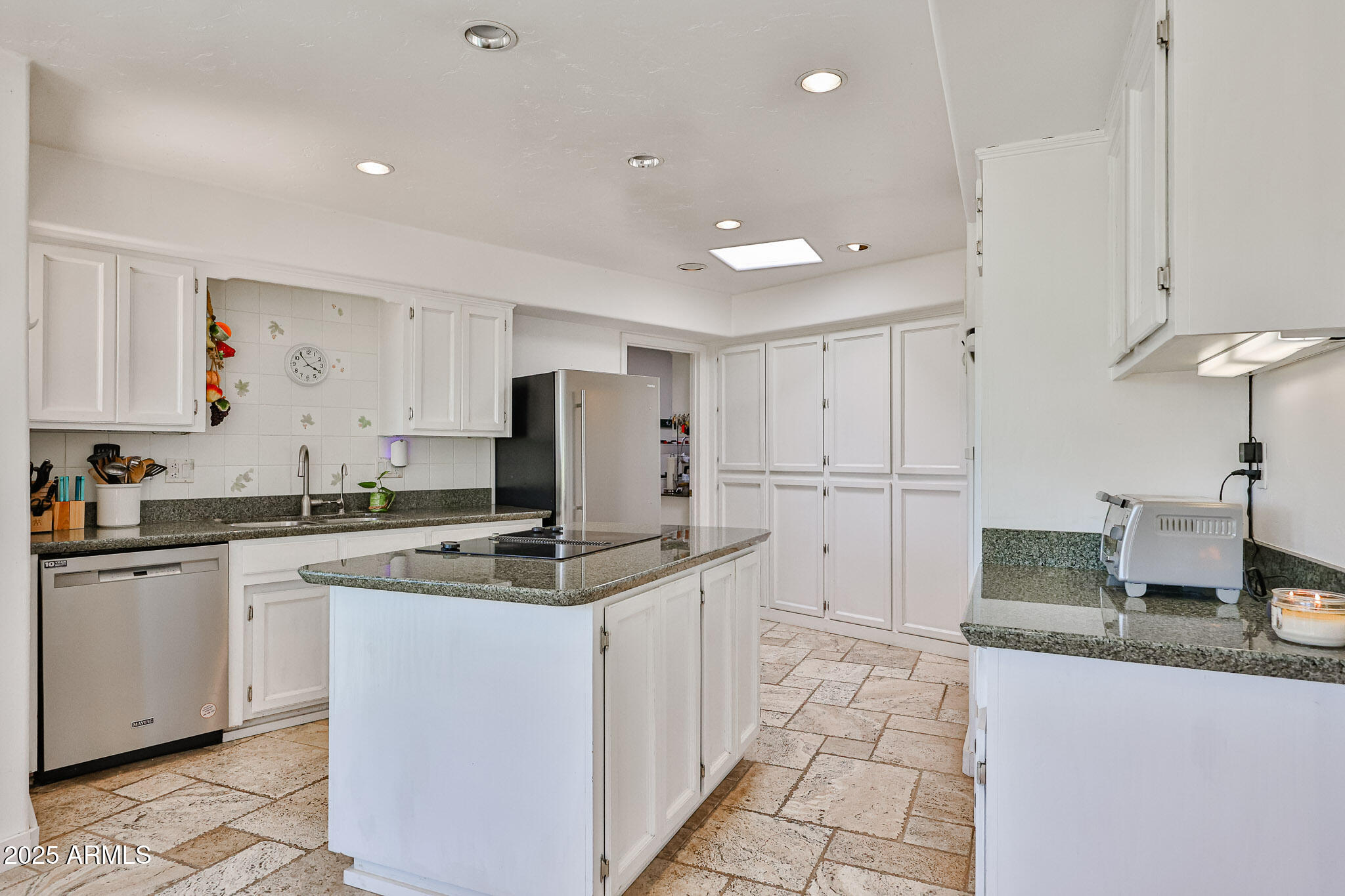 1035 N VISTA VERDE