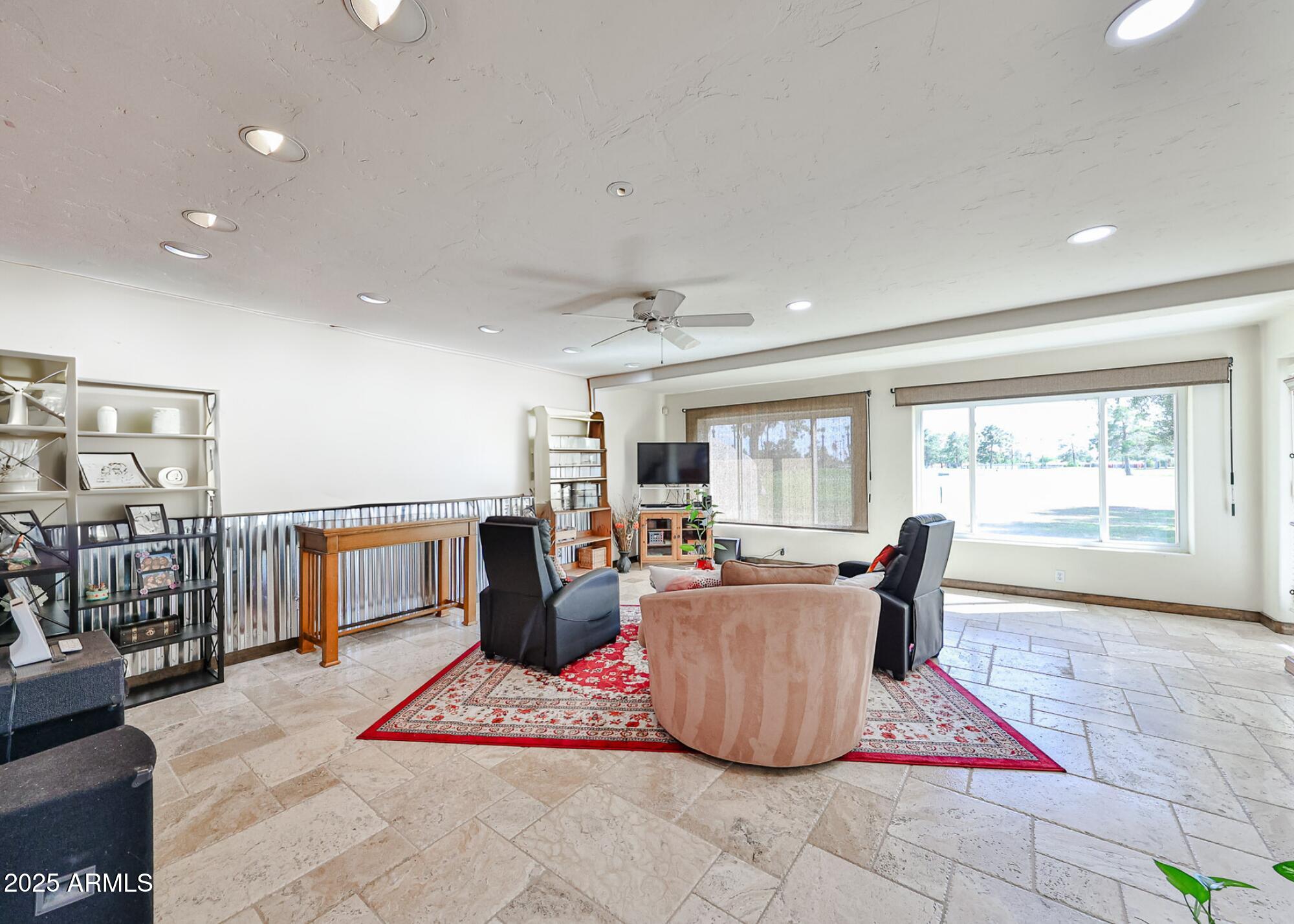 1035 N VISTA VERDE