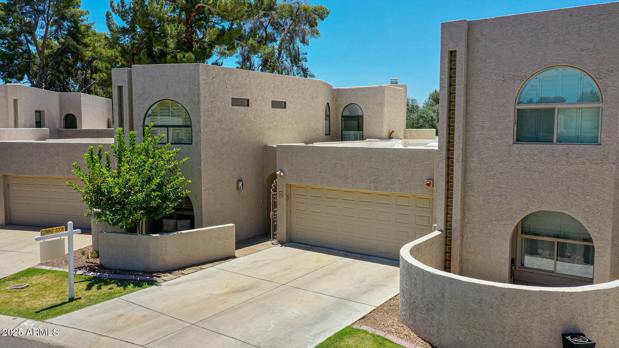 1035 N VISTA VERDE