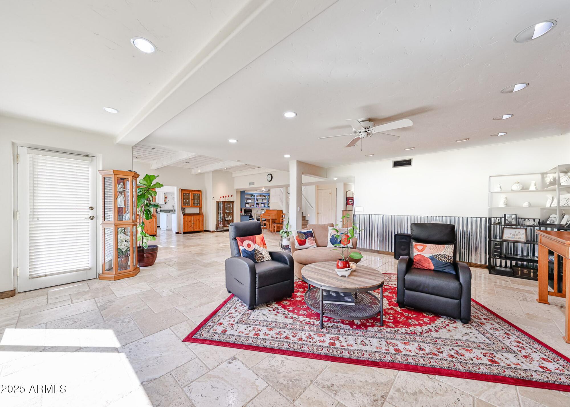1035 N VISTA VERDE