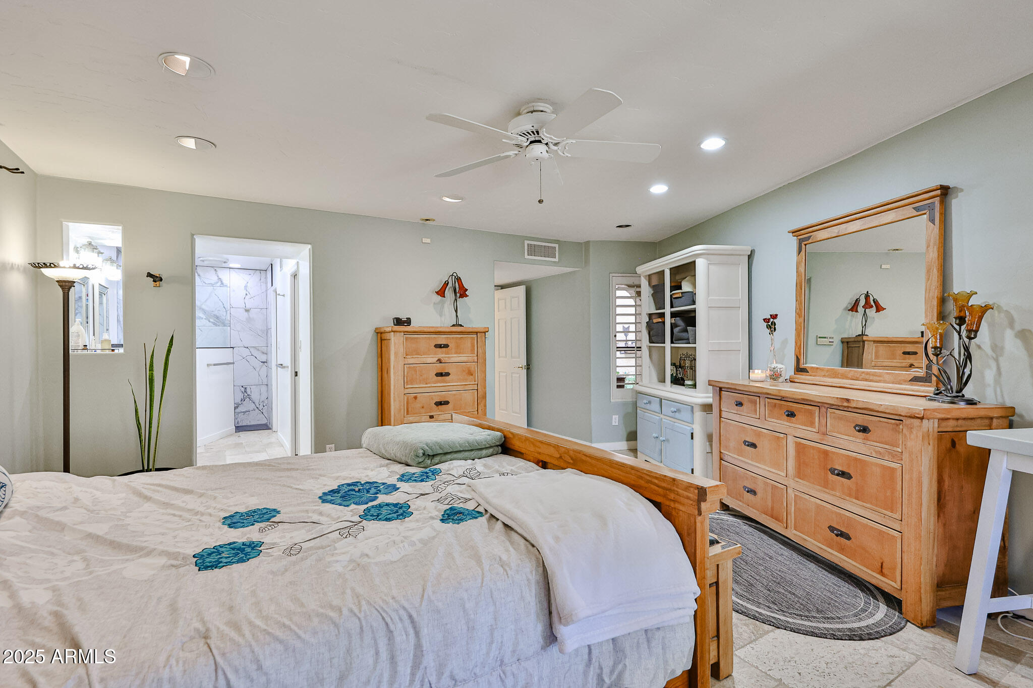 1035 N VISTA VERDE