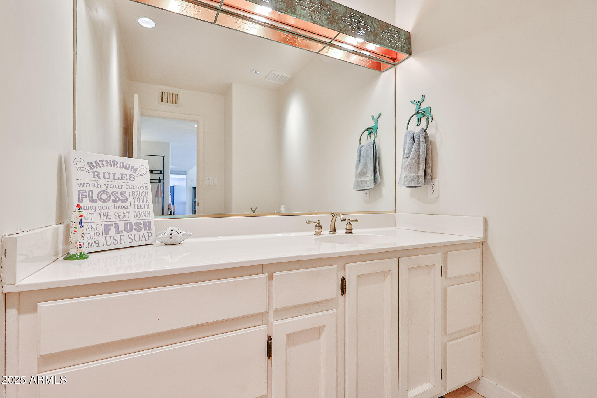 1035 N VISTA VERDE