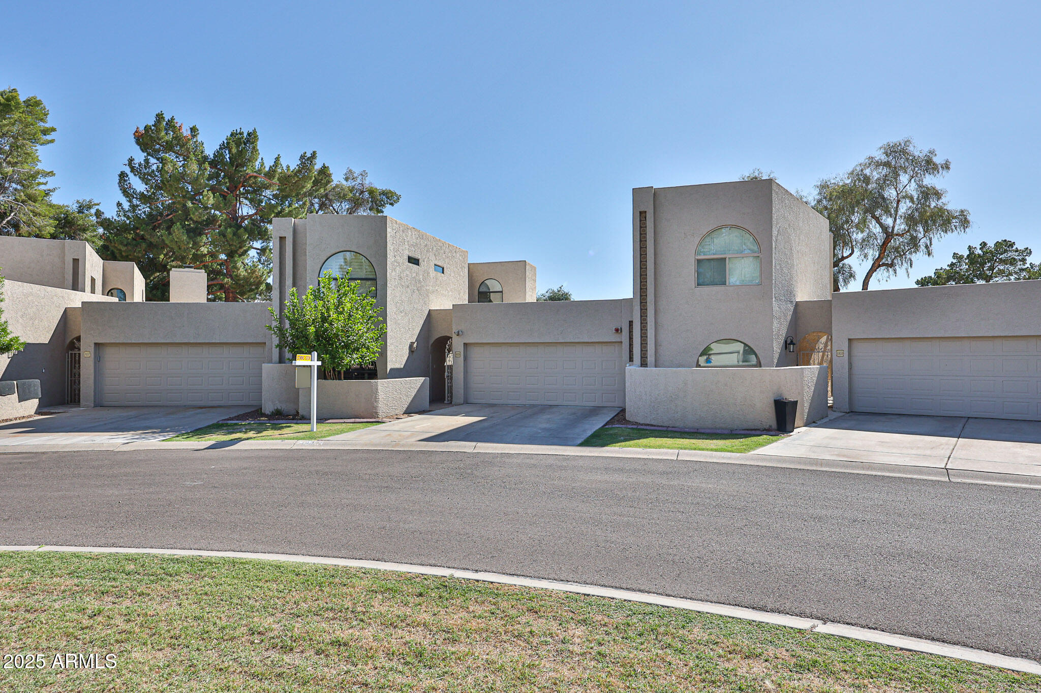 1035 N VISTA VERDE