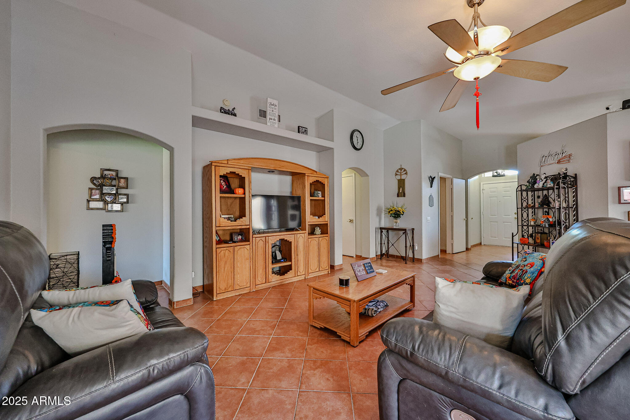 3553 E KELTON Lane
