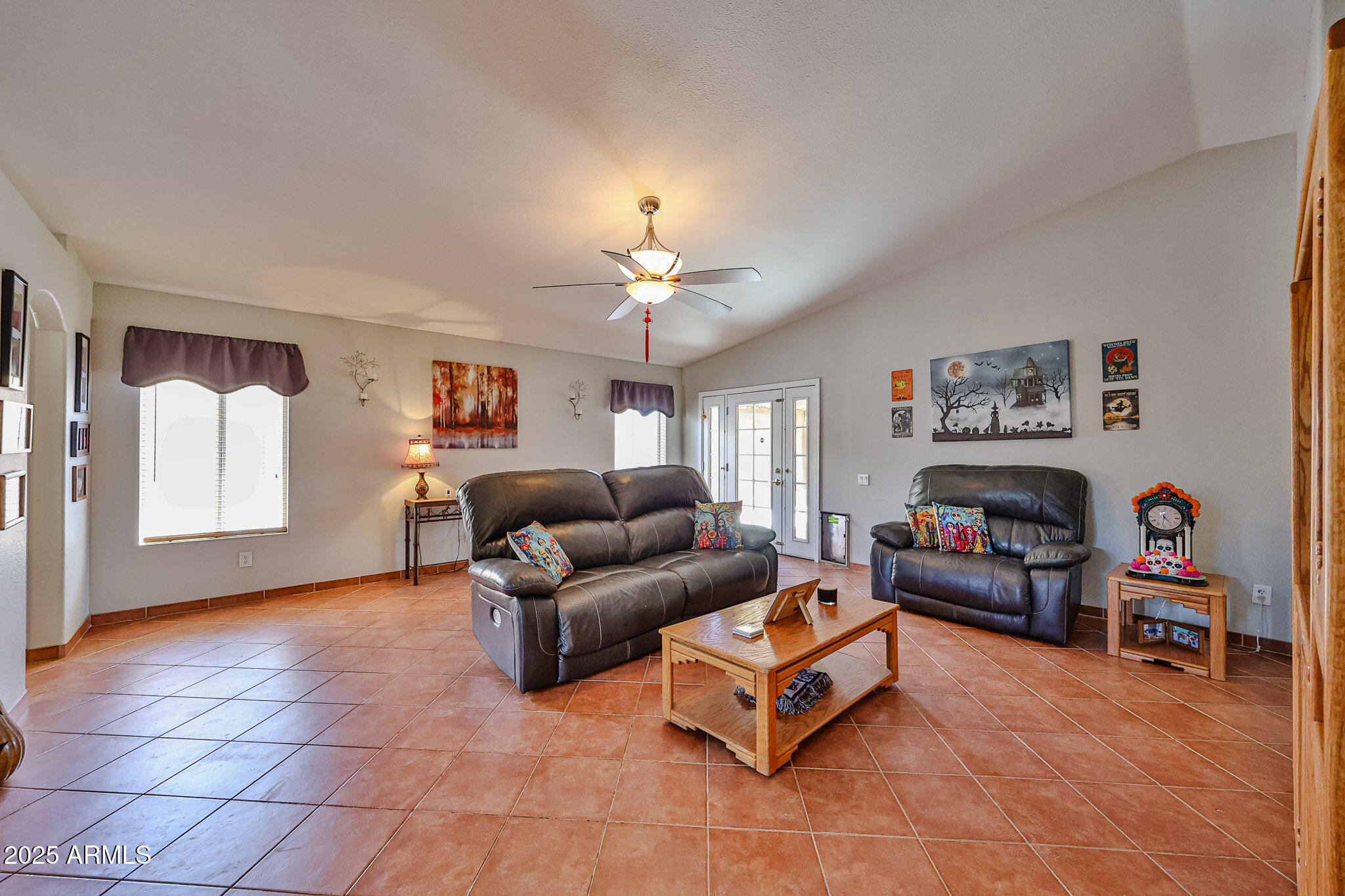 3553 E KELTON Lane
