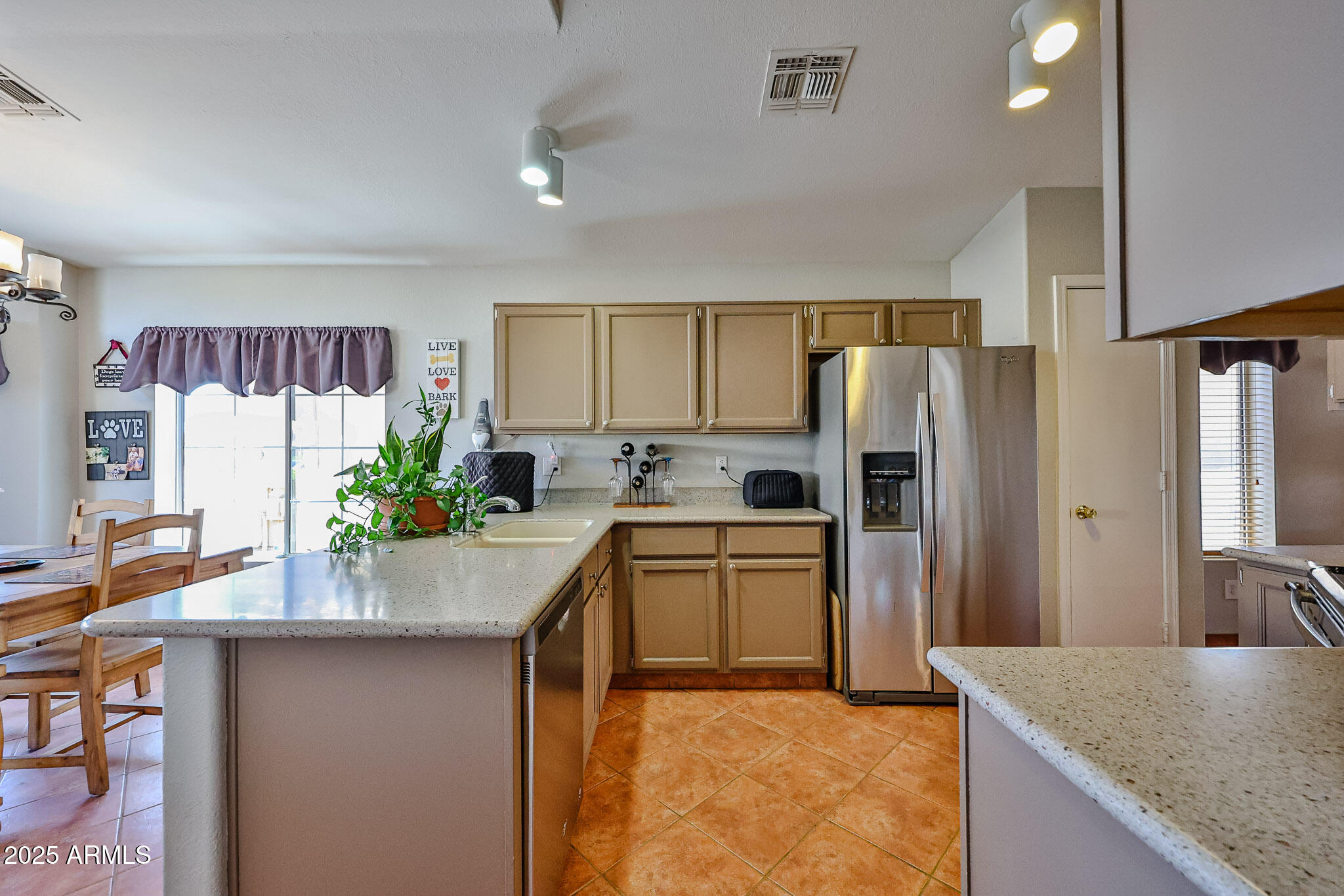 3553 E KELTON Lane