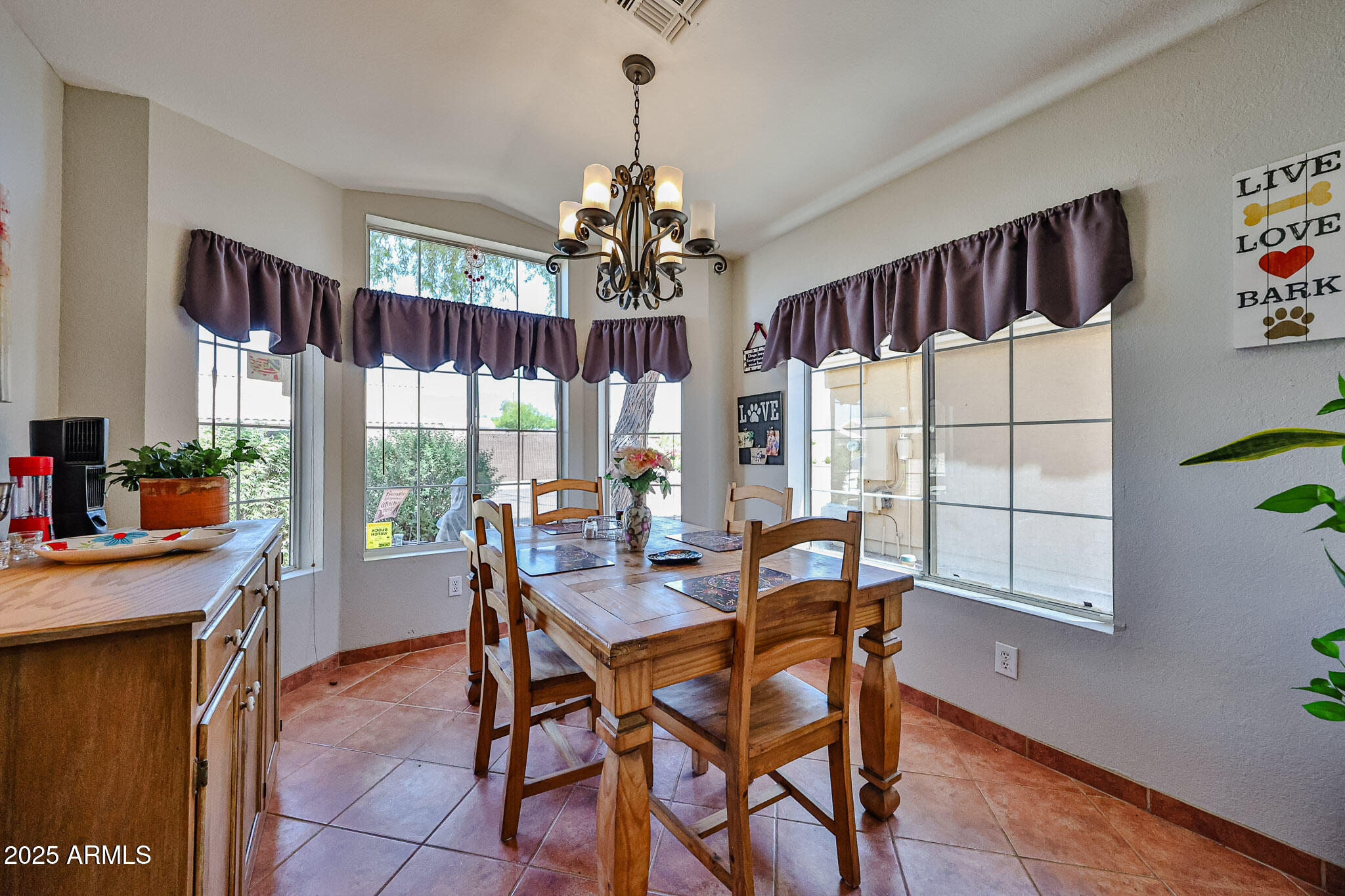 3553 E KELTON Lane