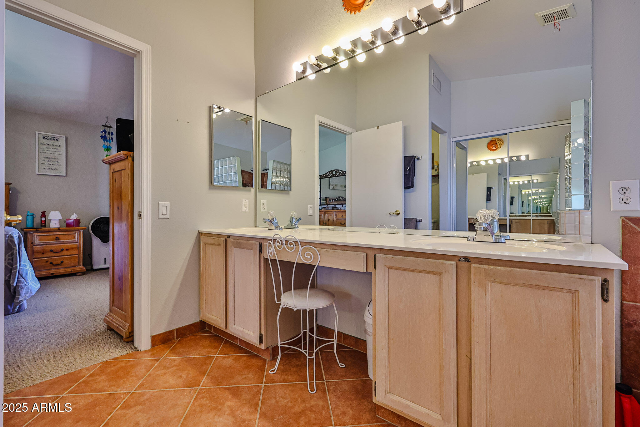 3553 E KELTON Lane