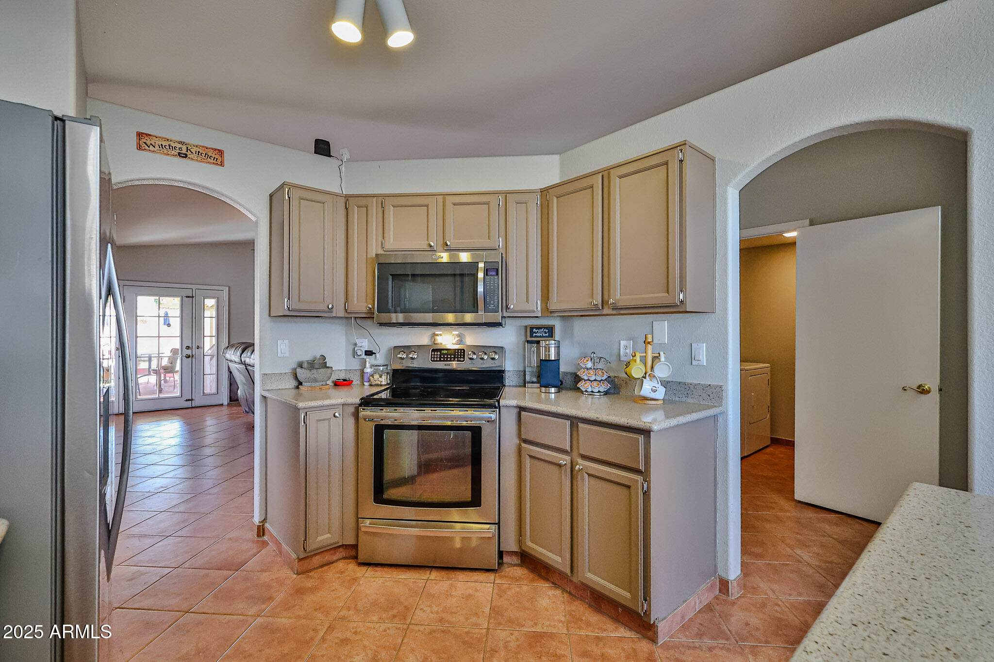 3553 E KELTON Lane