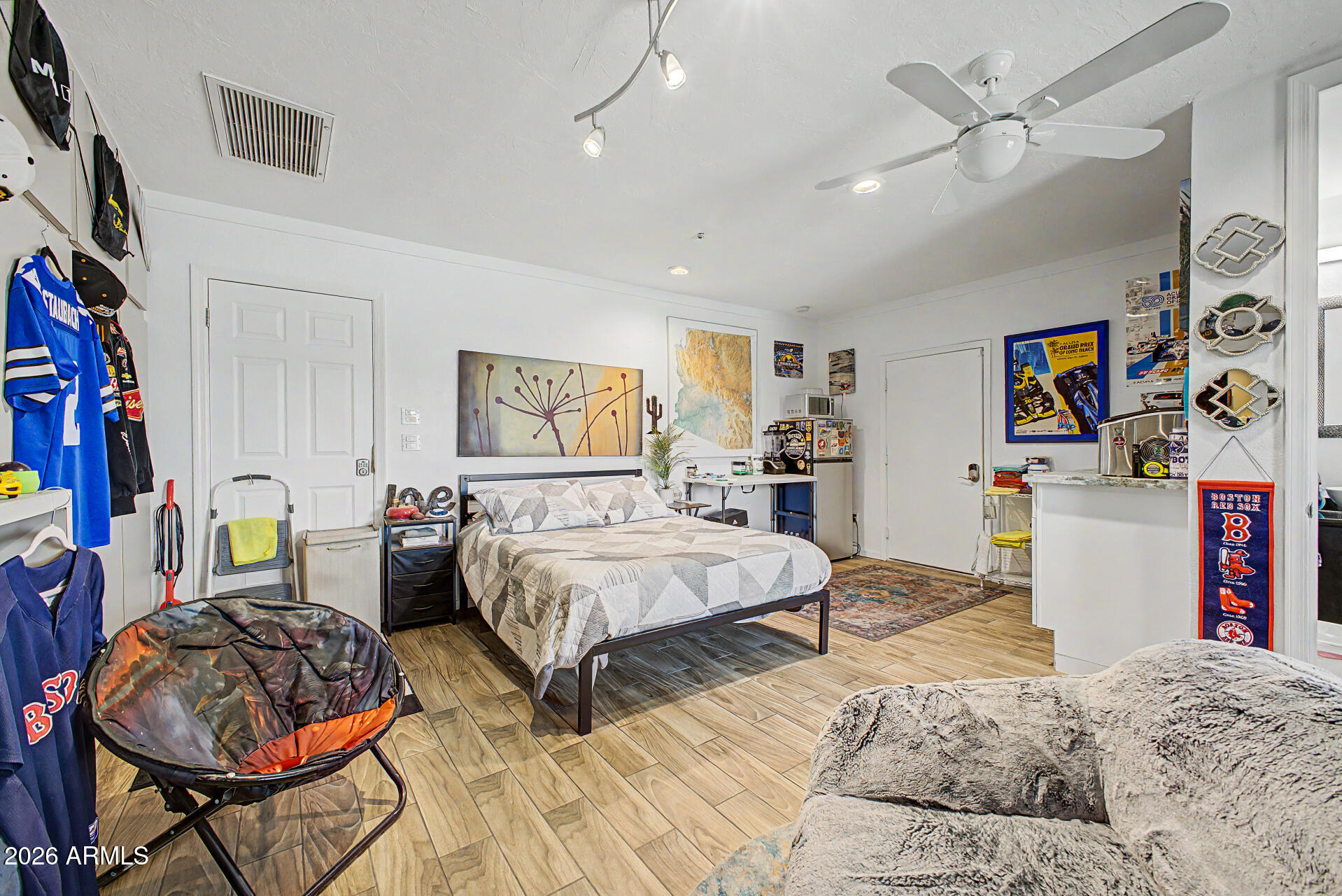 6002 E CORRINE Drive