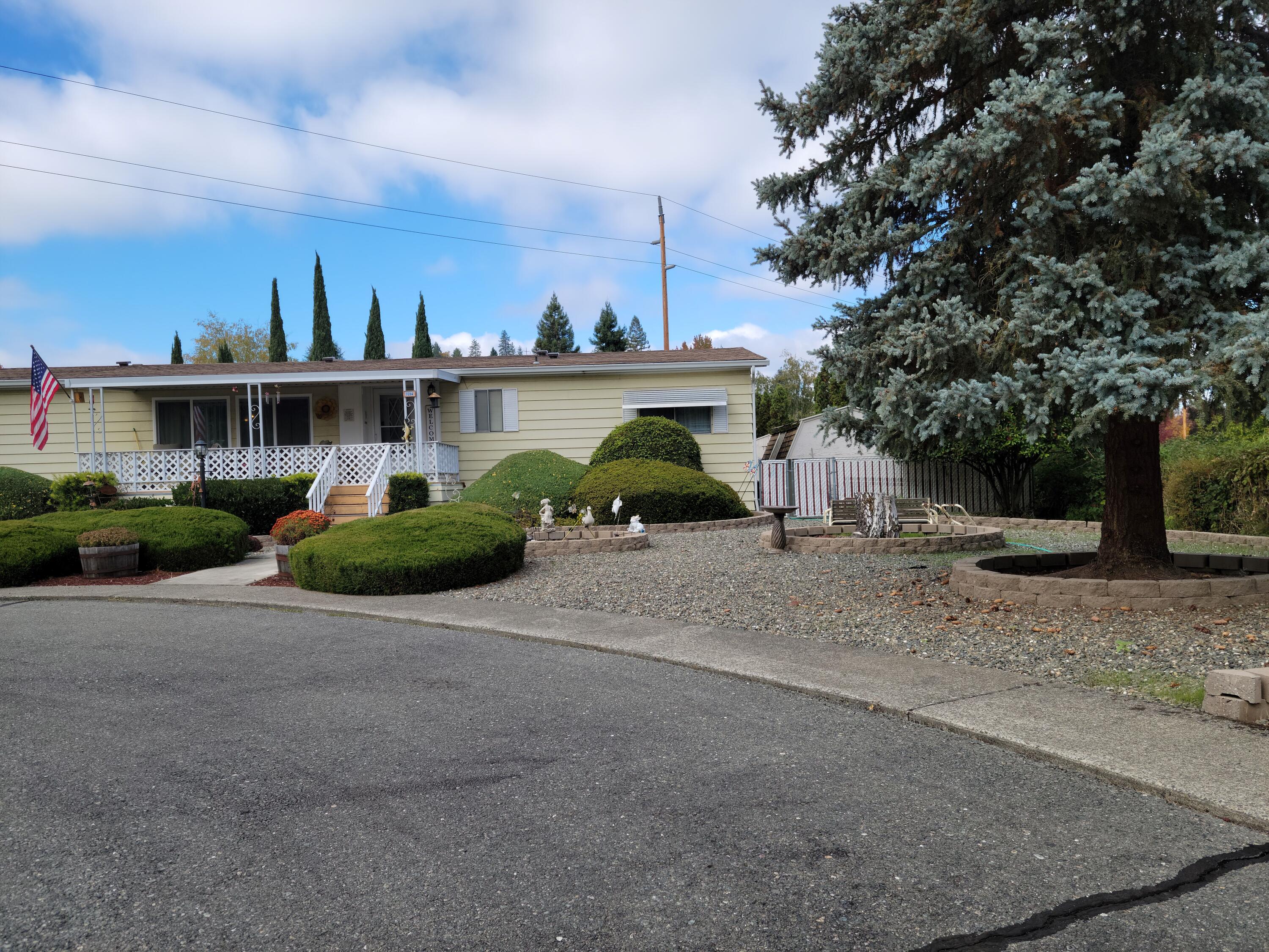 1094 Lee Roze Lane