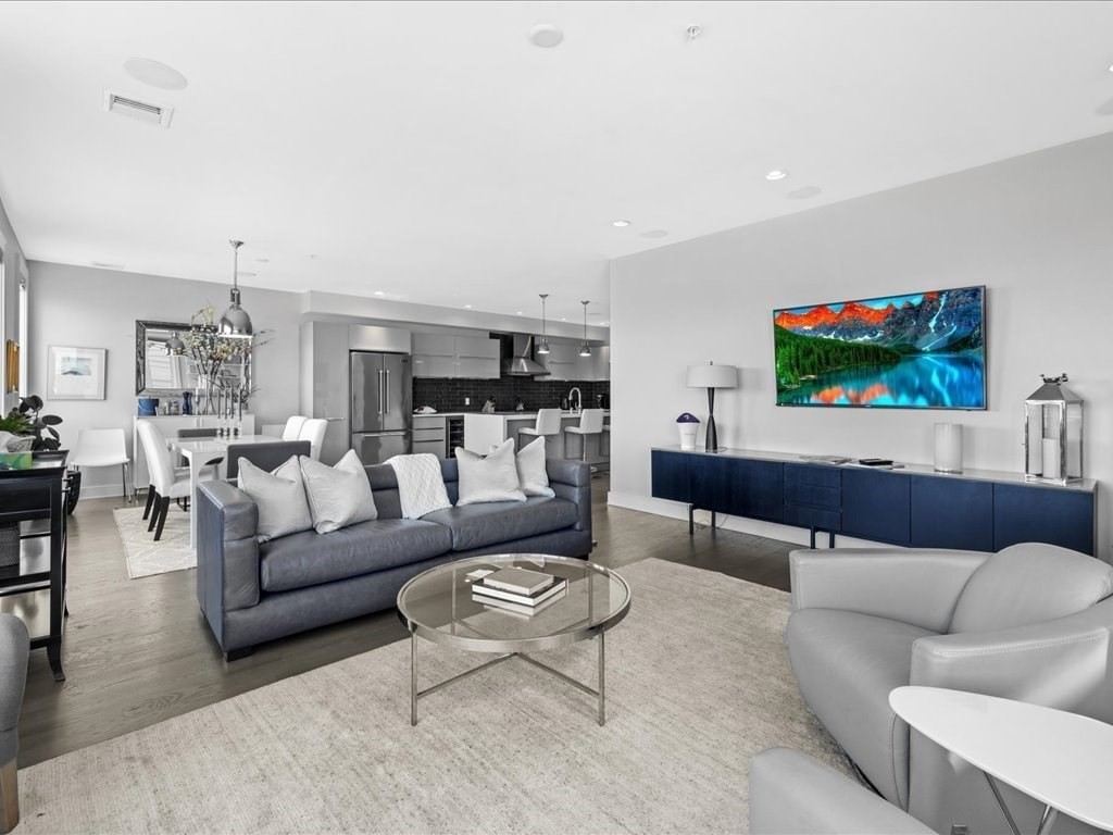 407 W 1st # 302