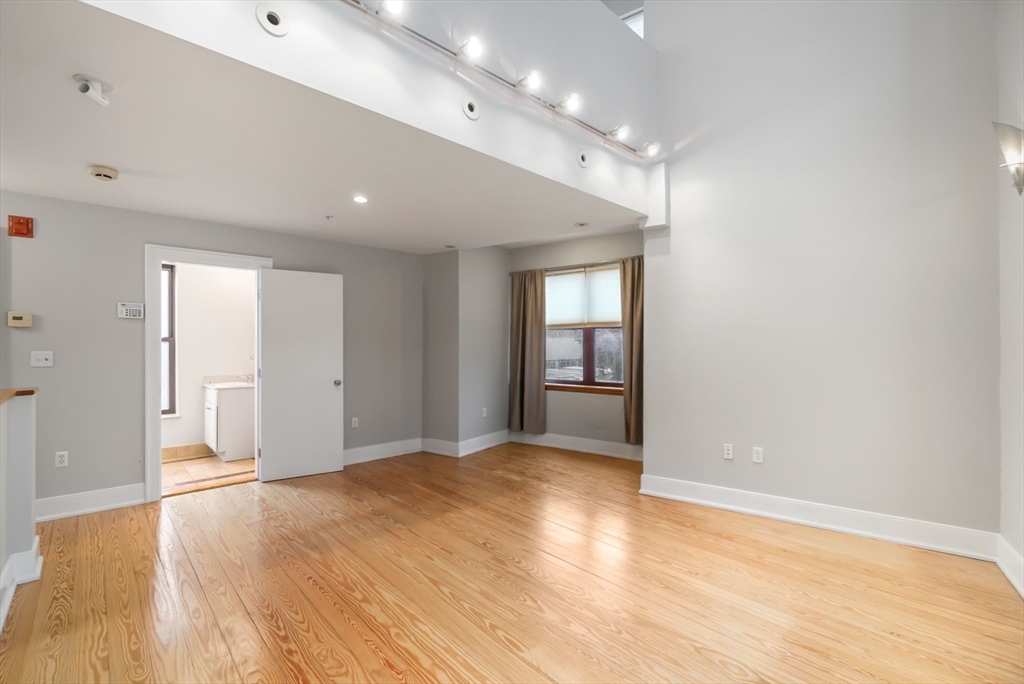 364-389 Amory St # 9