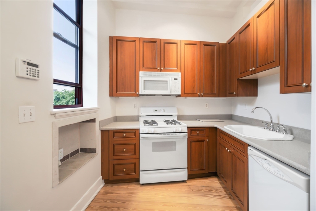 364-389 Amory St # 9