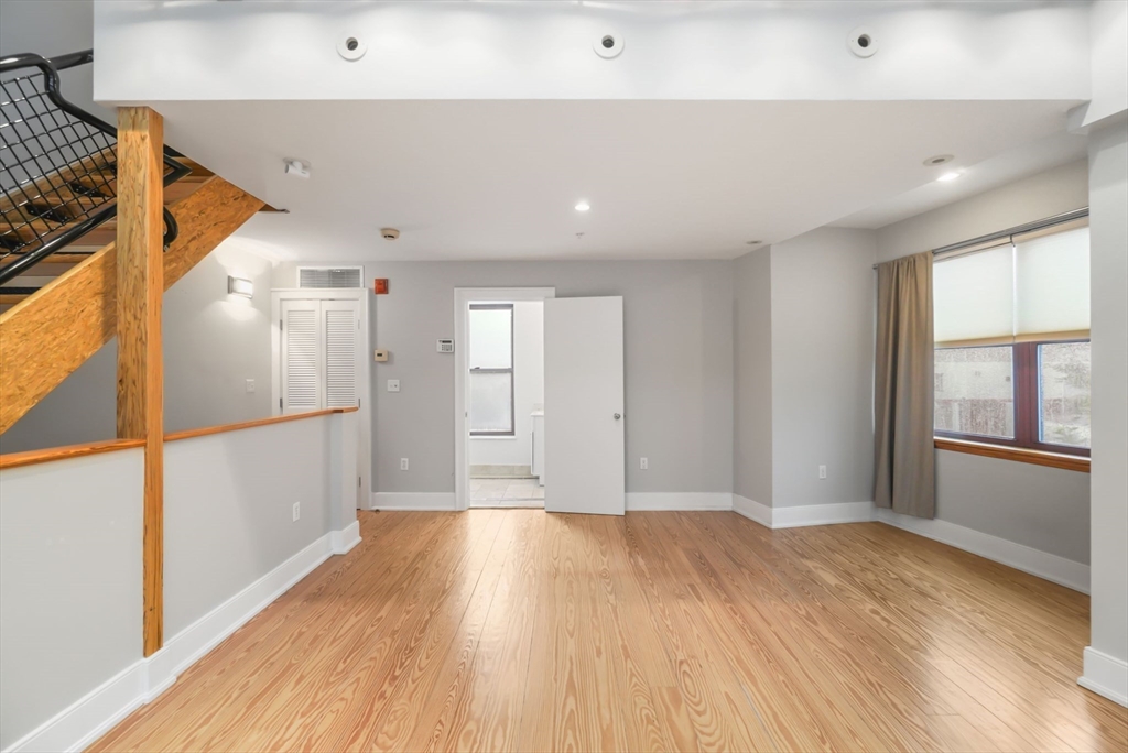 364-389 Amory St # 9