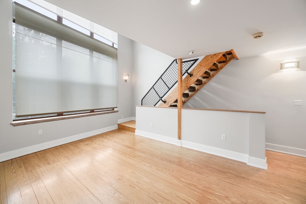 364-389 Amory St # 9
