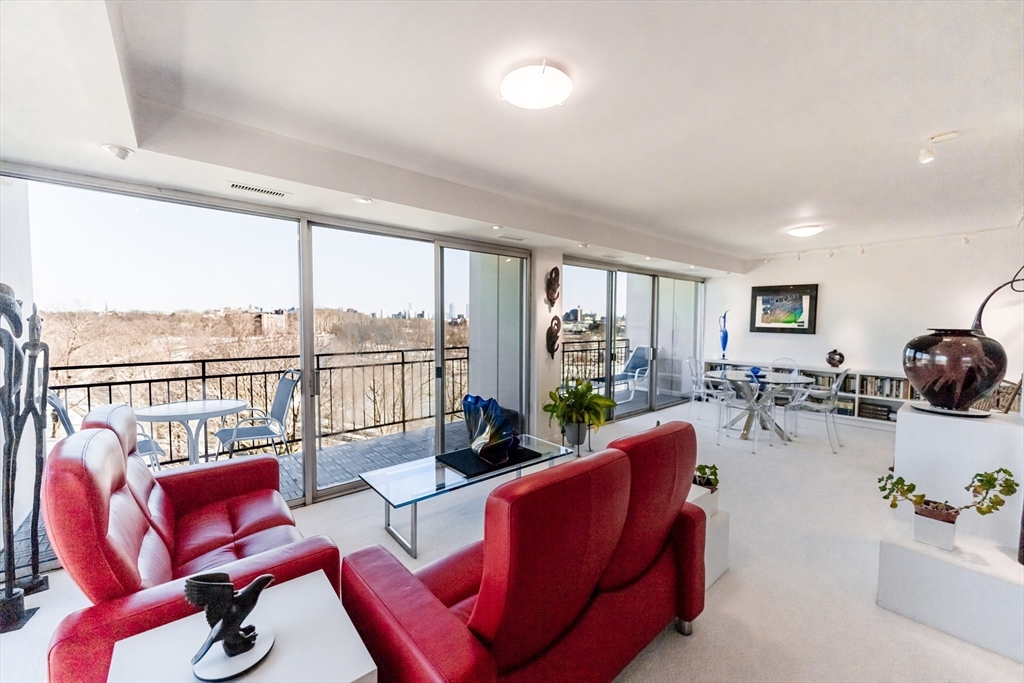 1010 Memorial Dr # 6G