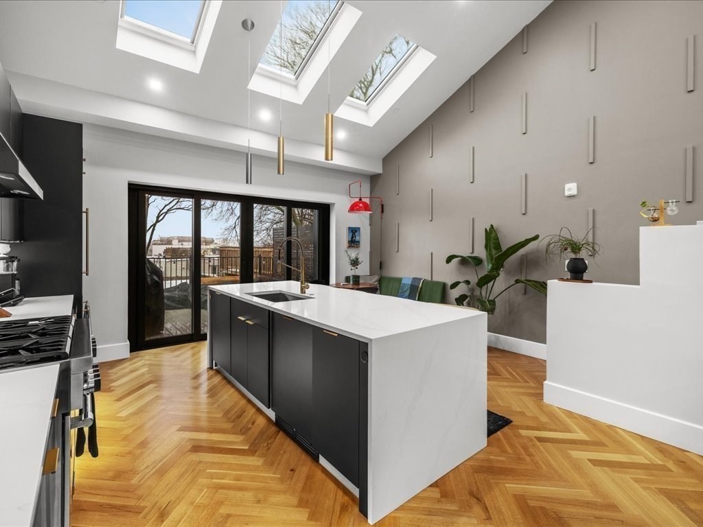 760 E Broadway Unit: U:2