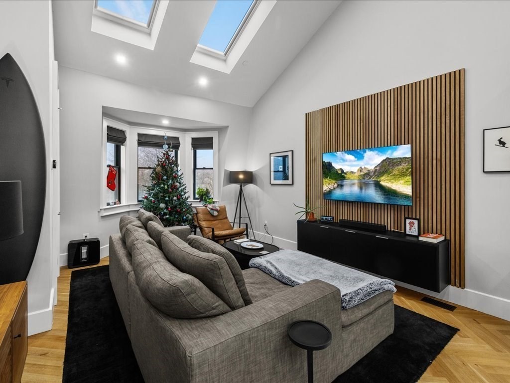 760 E Broadway Unit: U:2