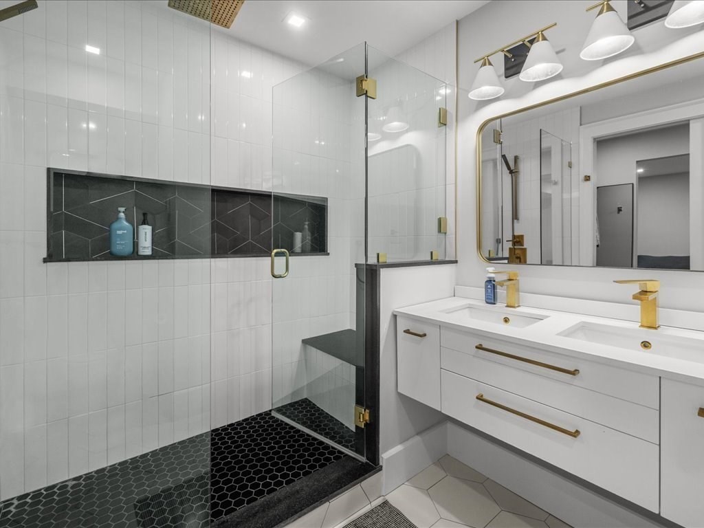 760 E Broadway Unit: U:2