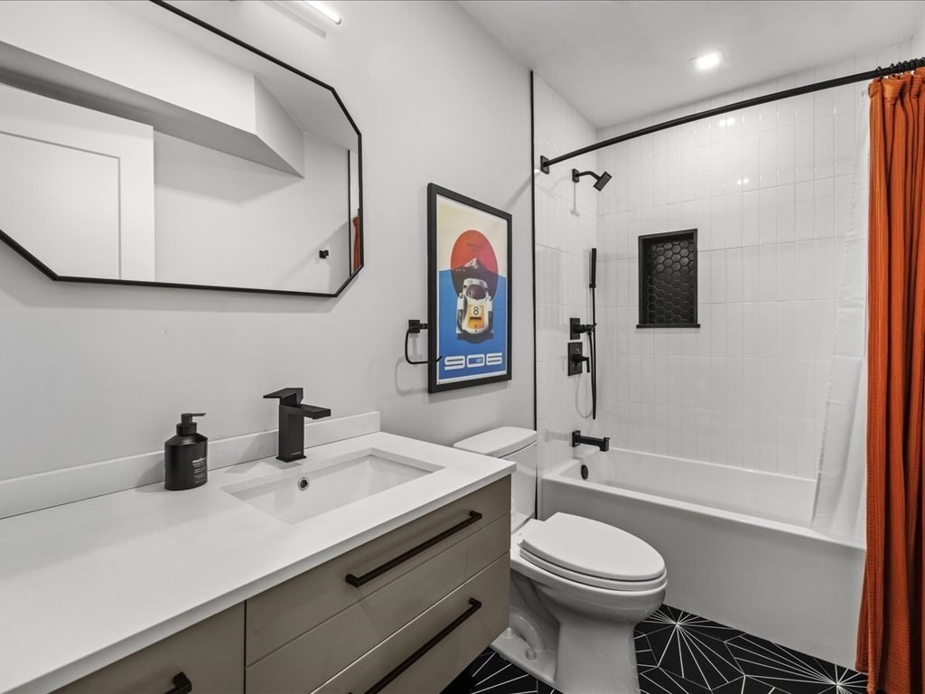 760 E Broadway Unit: U:2