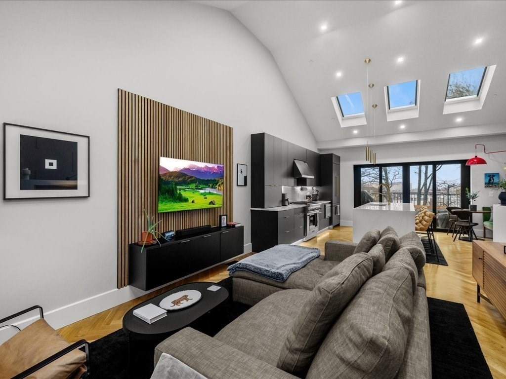 760 E Broadway Unit: U:2