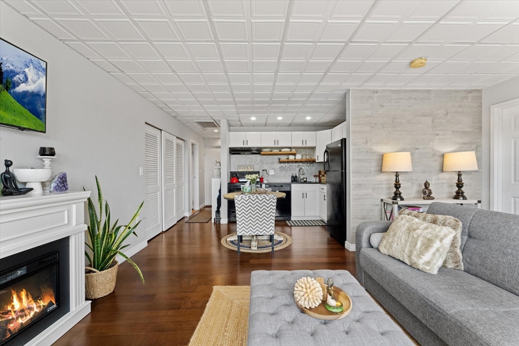 340 Main St # 709