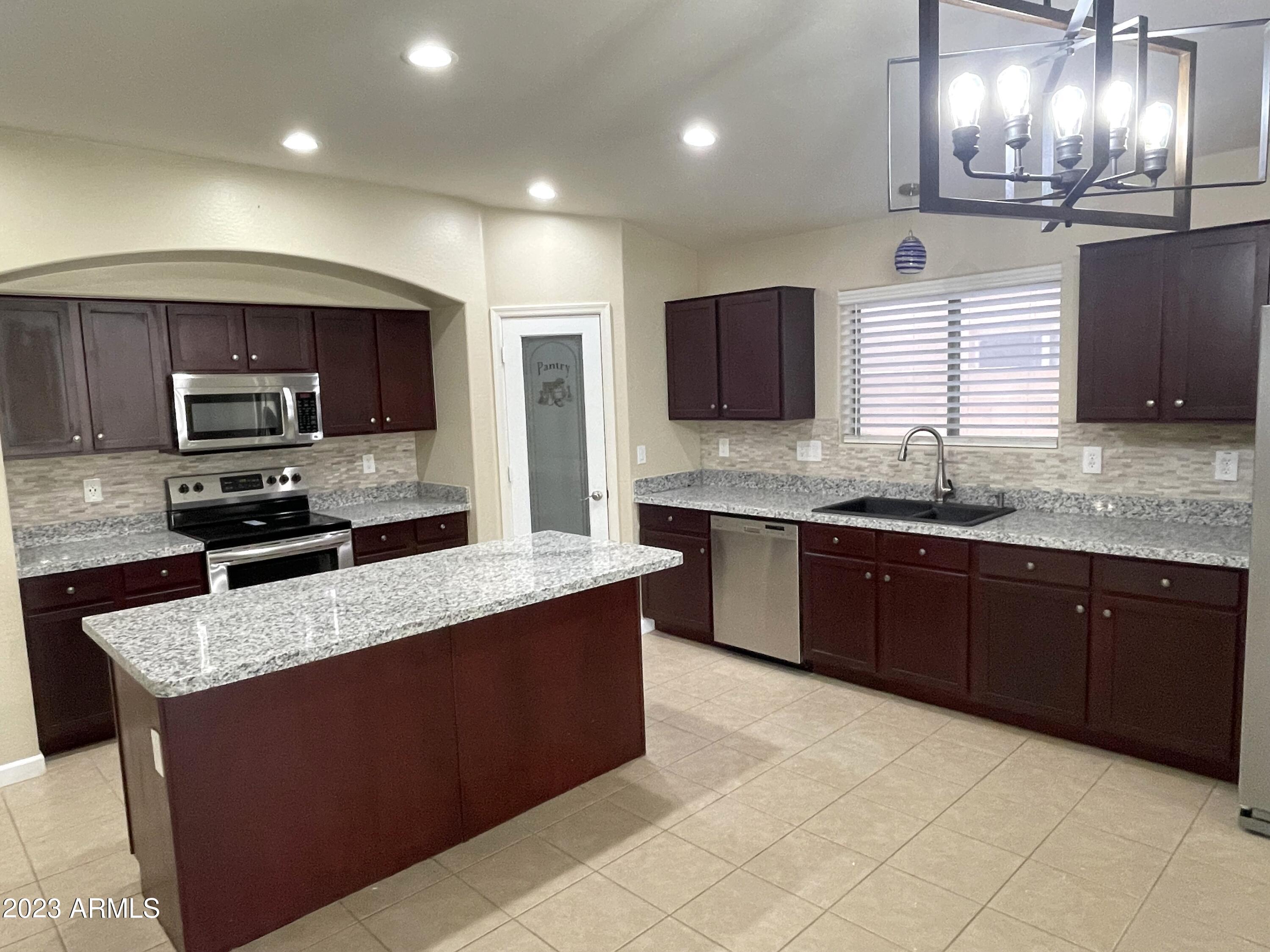 1198 E ANGELINE Avenue