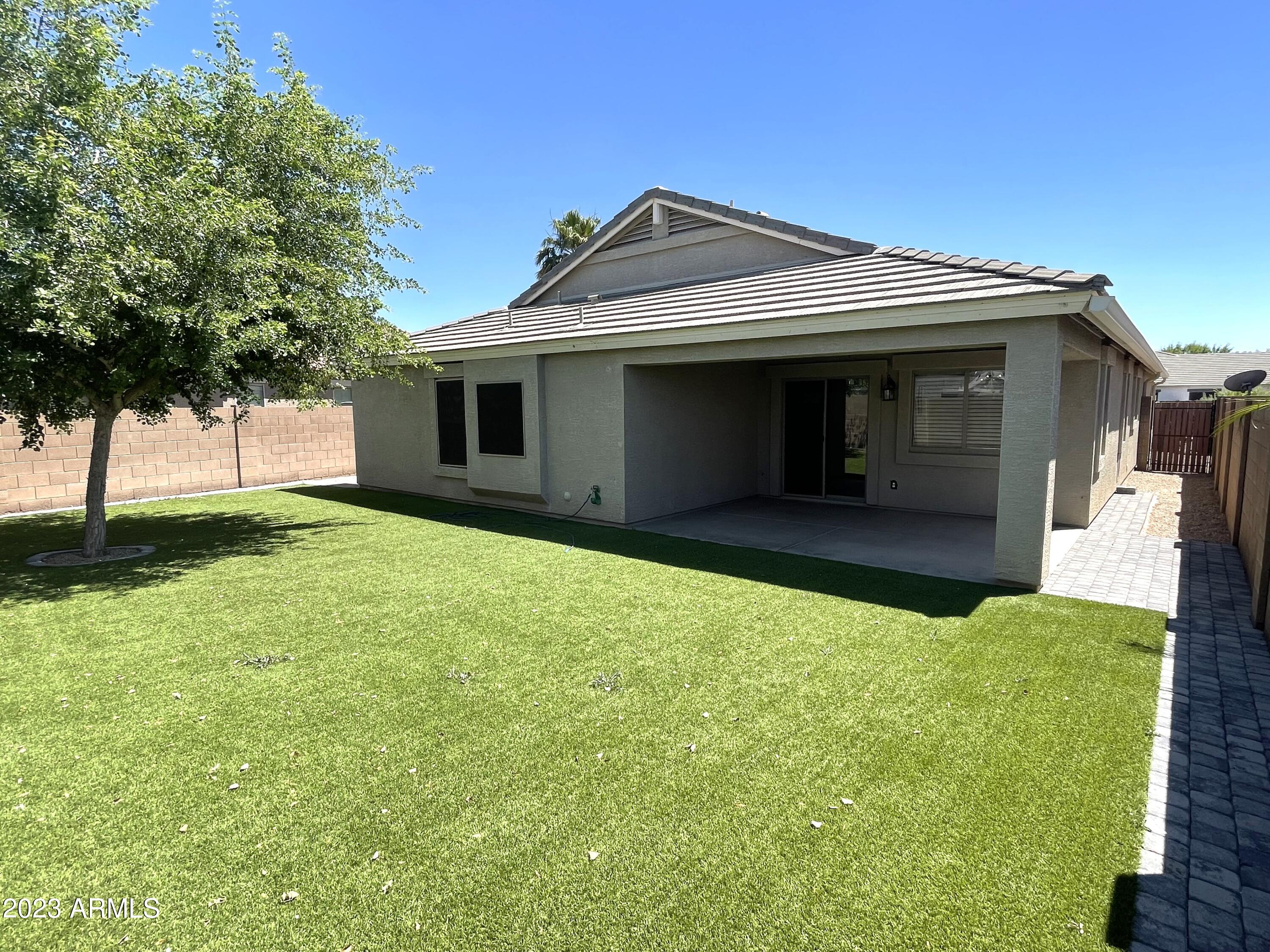 1198 E ANGELINE Avenue