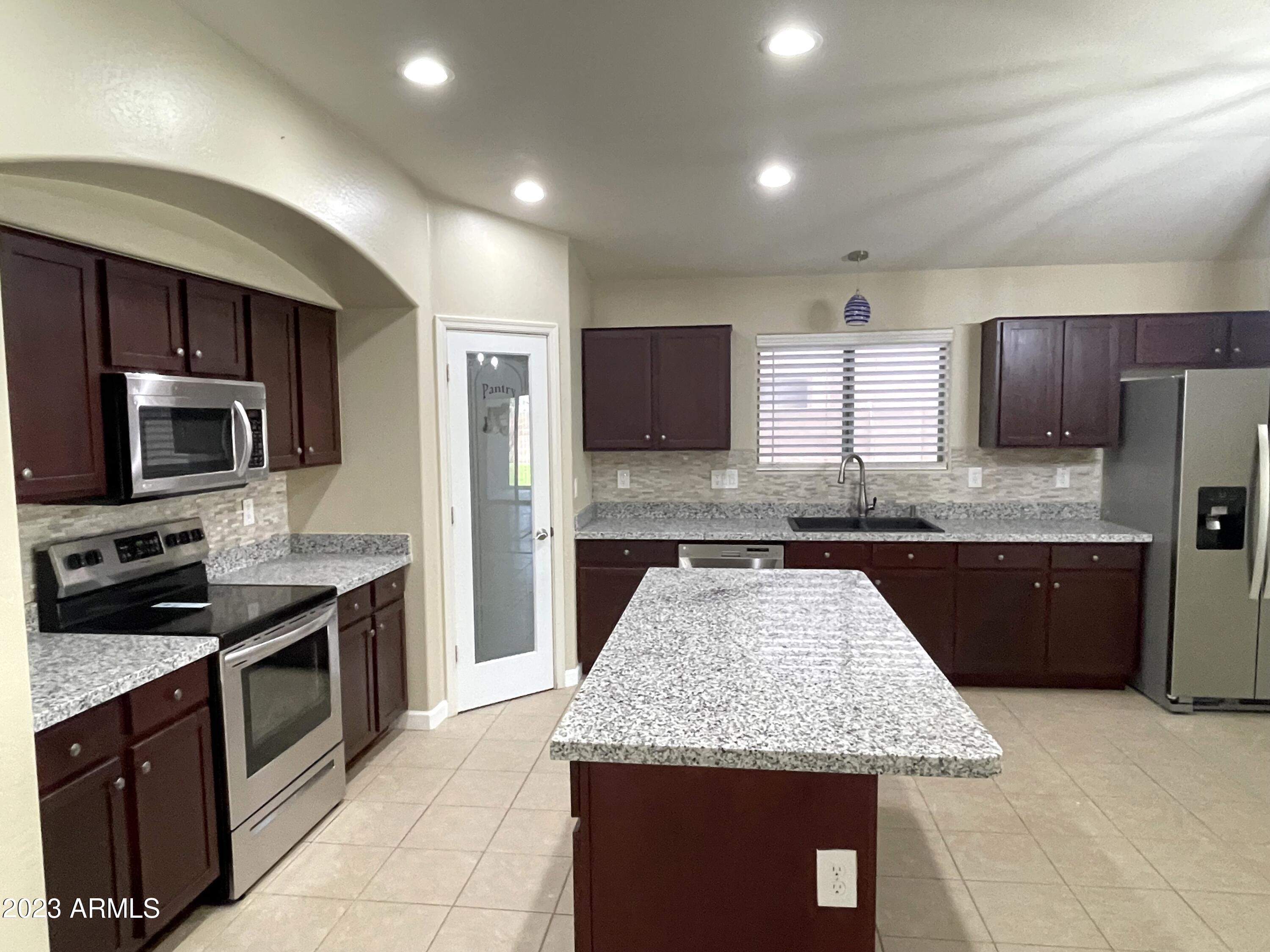 1198 E ANGELINE Avenue