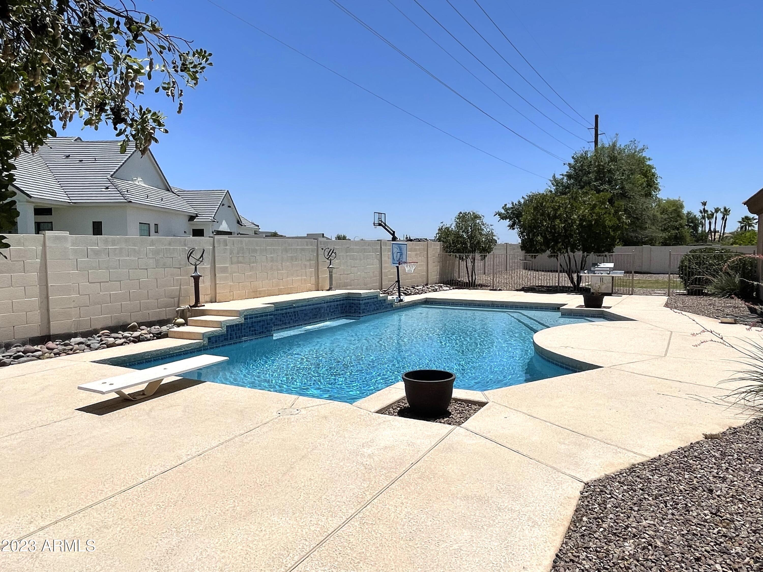 1425 N LOMA Vista