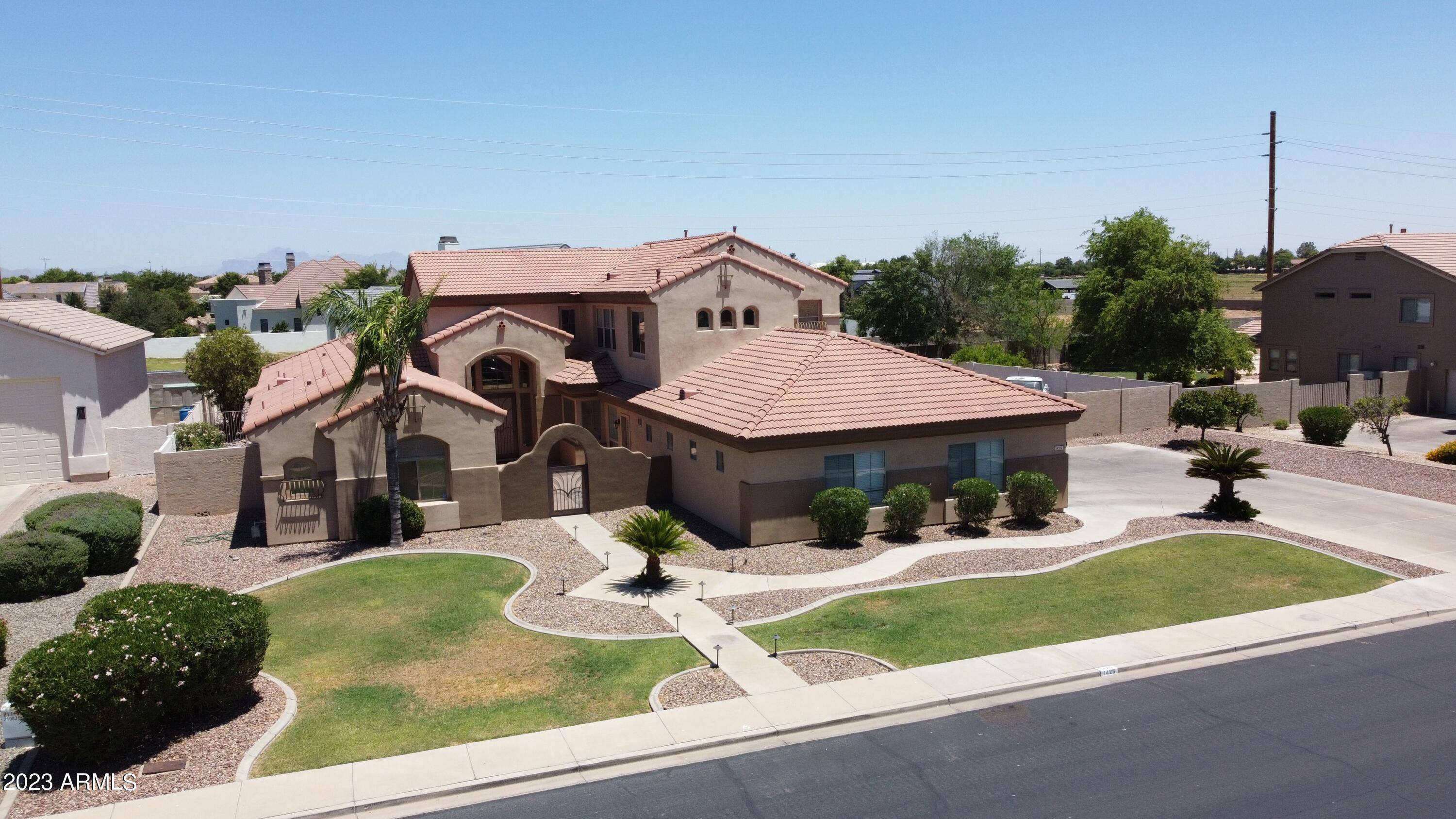 1425 N LOMA Vista