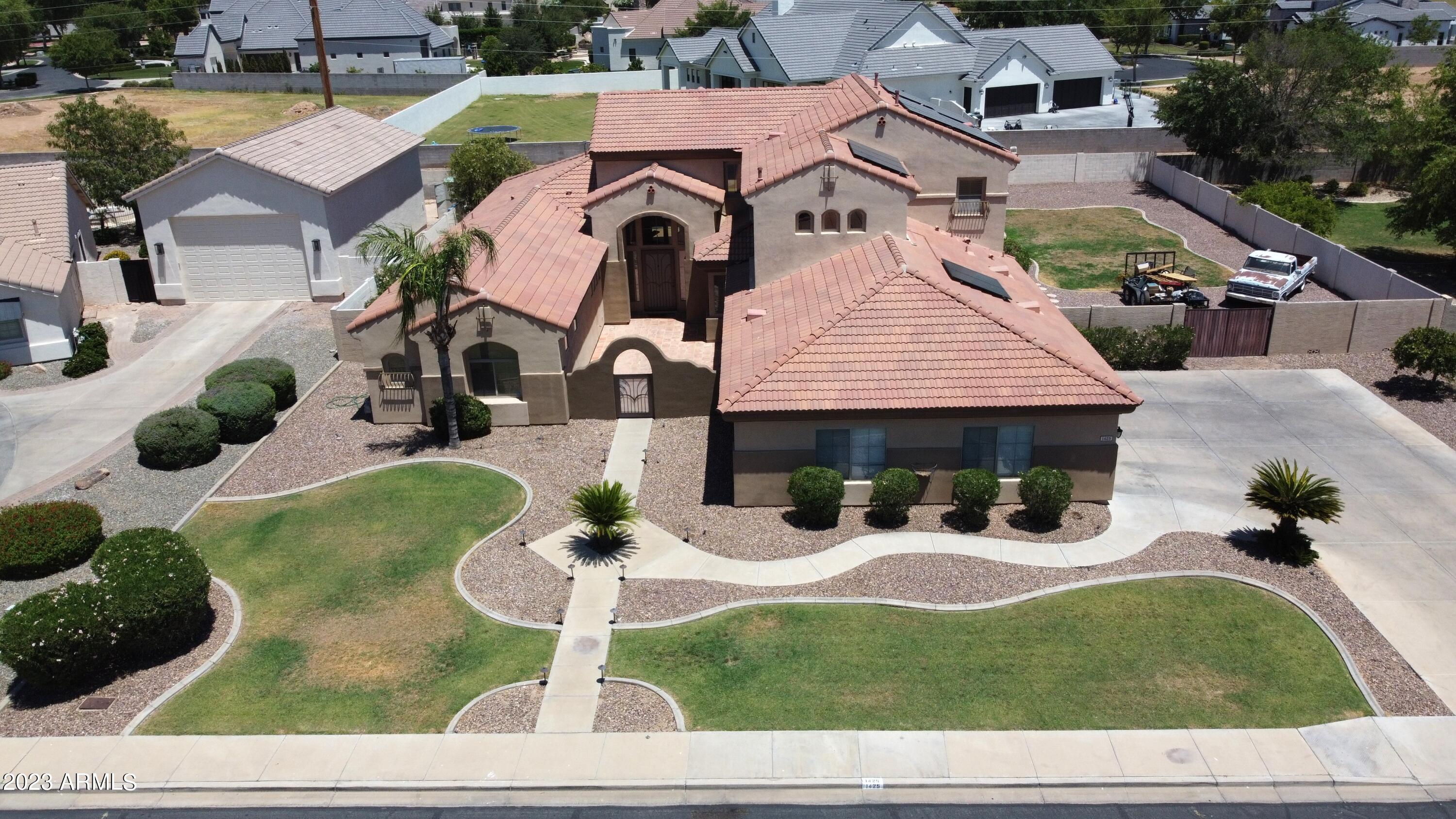 1425 N LOMA Vista