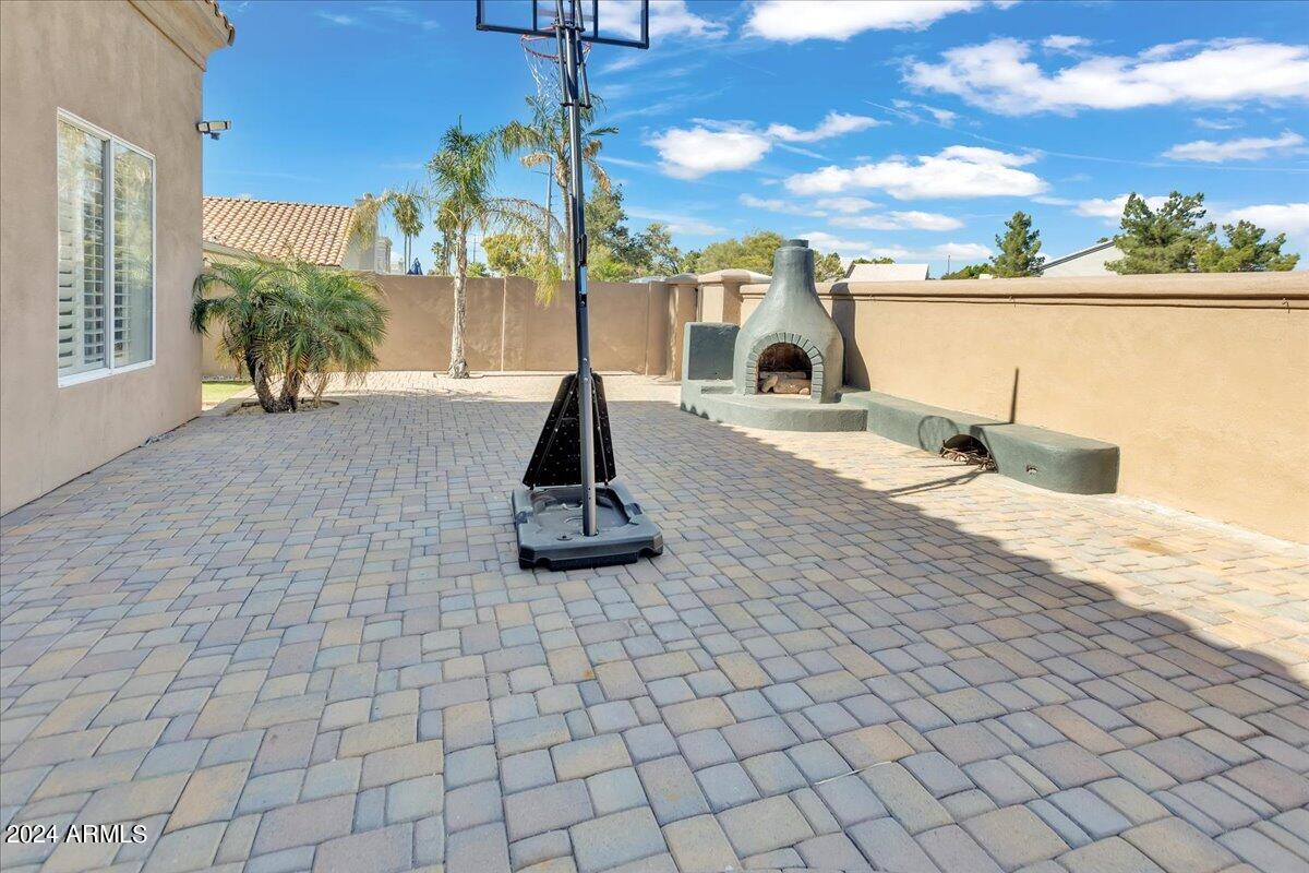 1009 N PEPPERTREE Drive