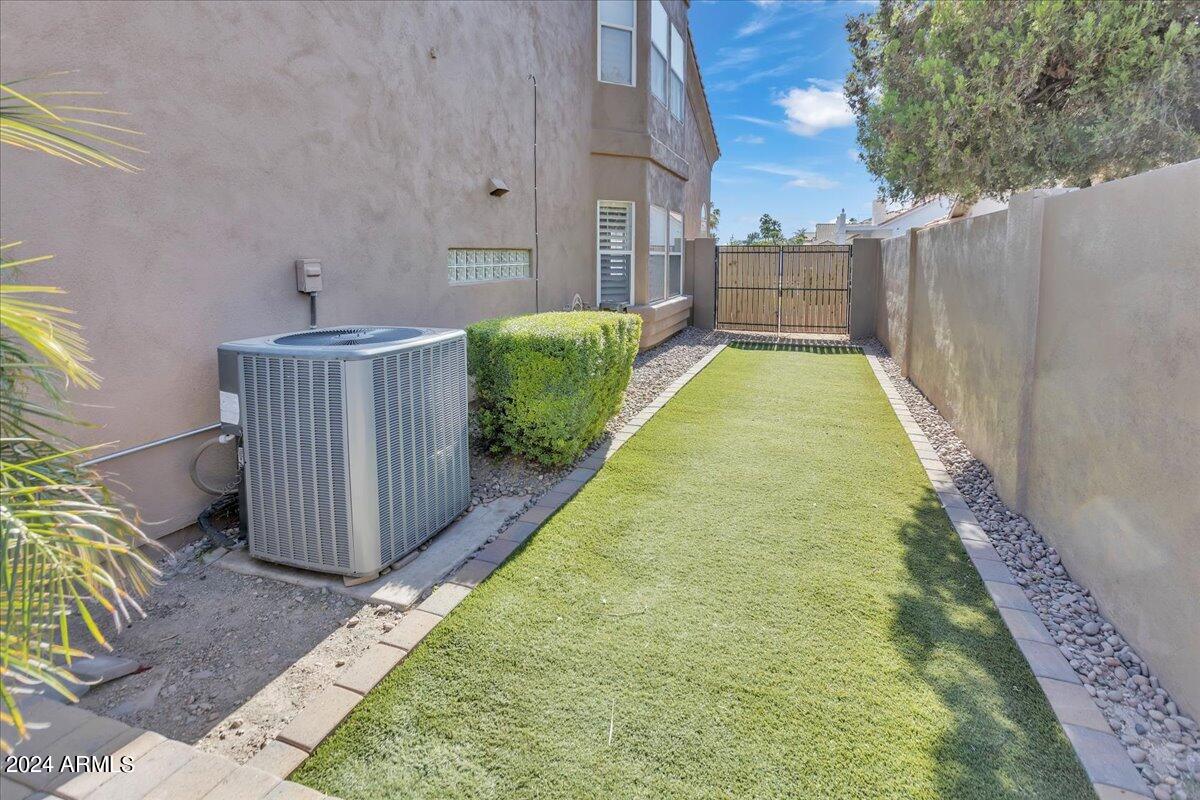 1009 N PEPPERTREE Drive