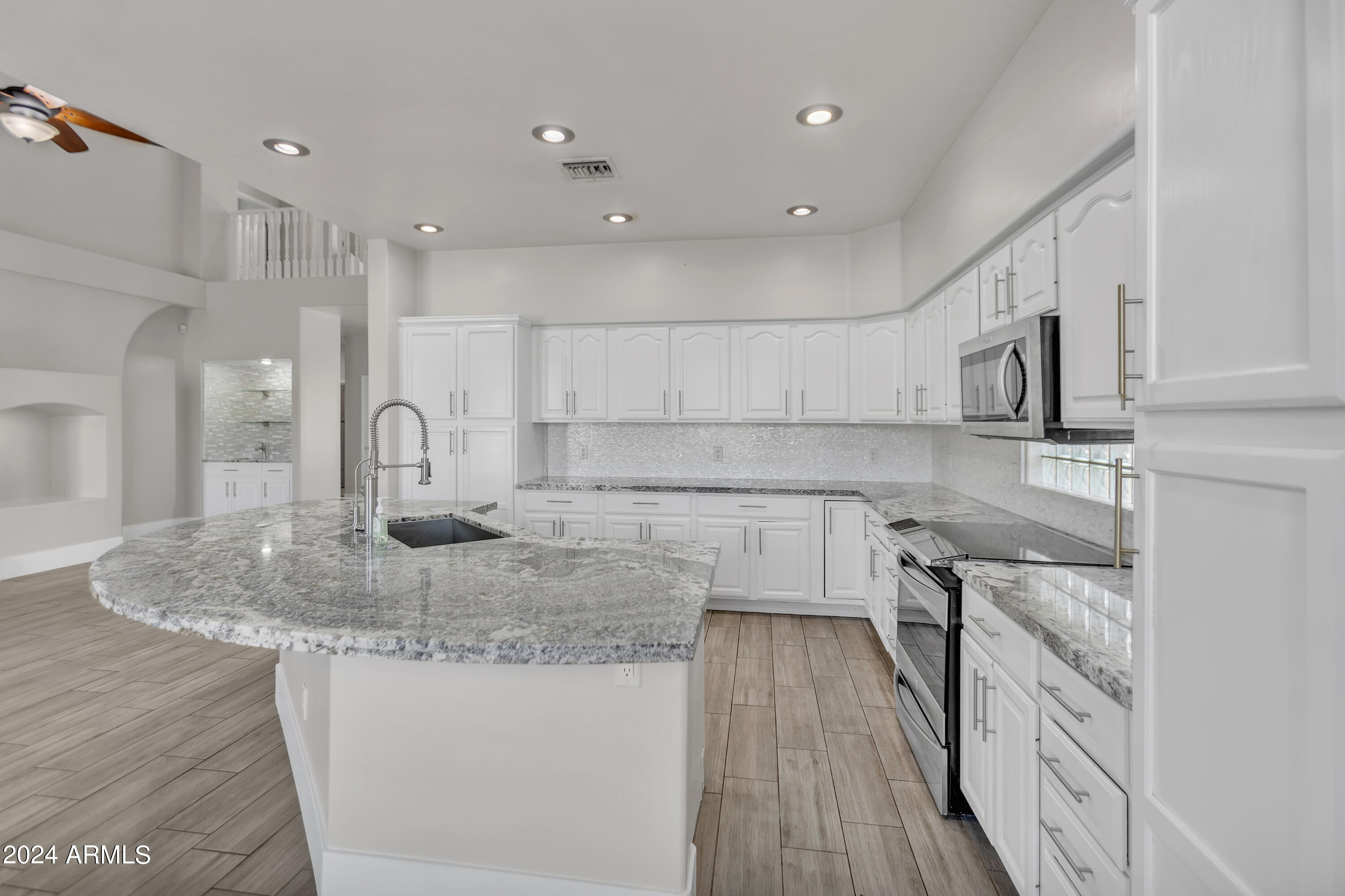 1009 N PEPPERTREE Drive