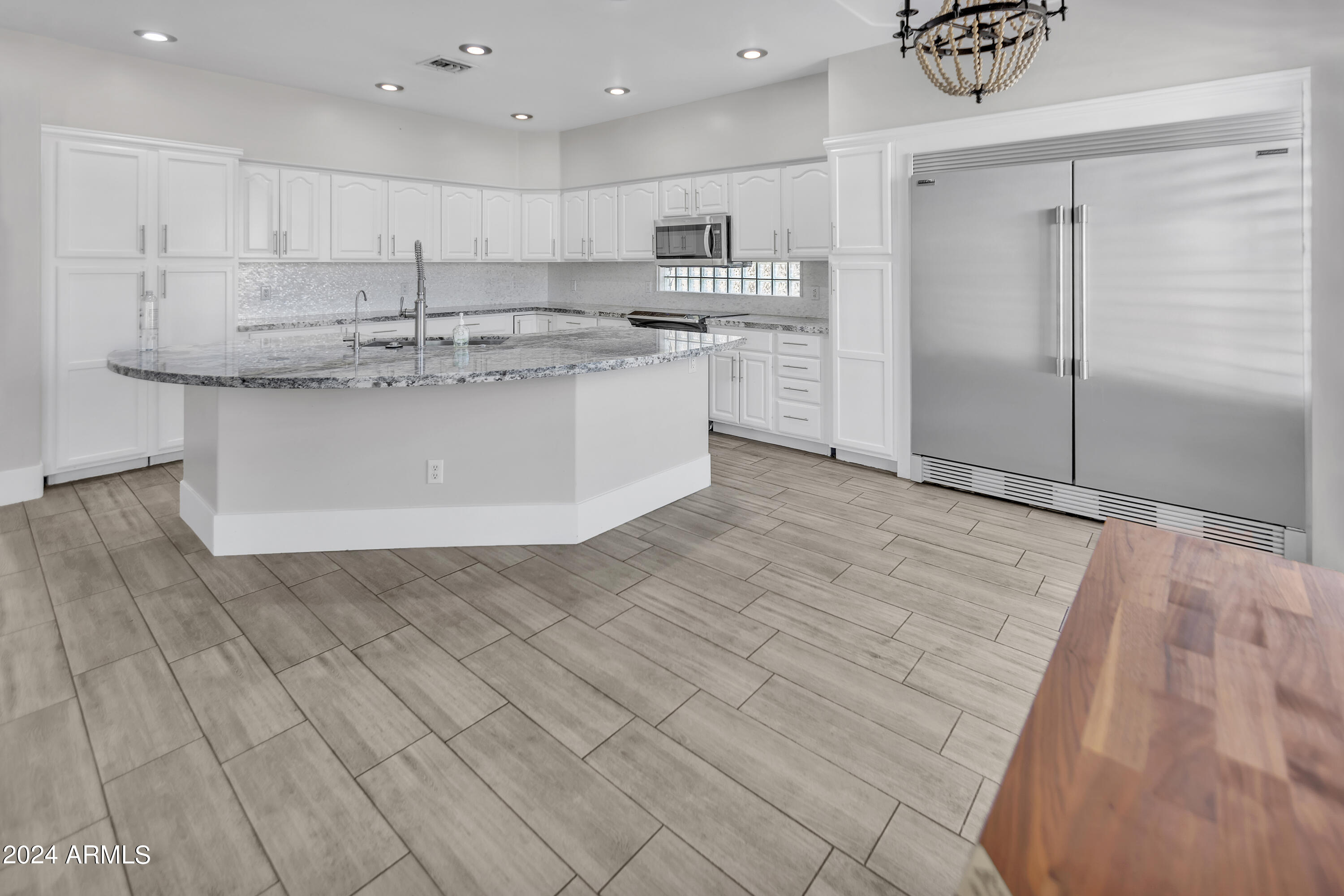 1009 N PEPPERTREE Drive