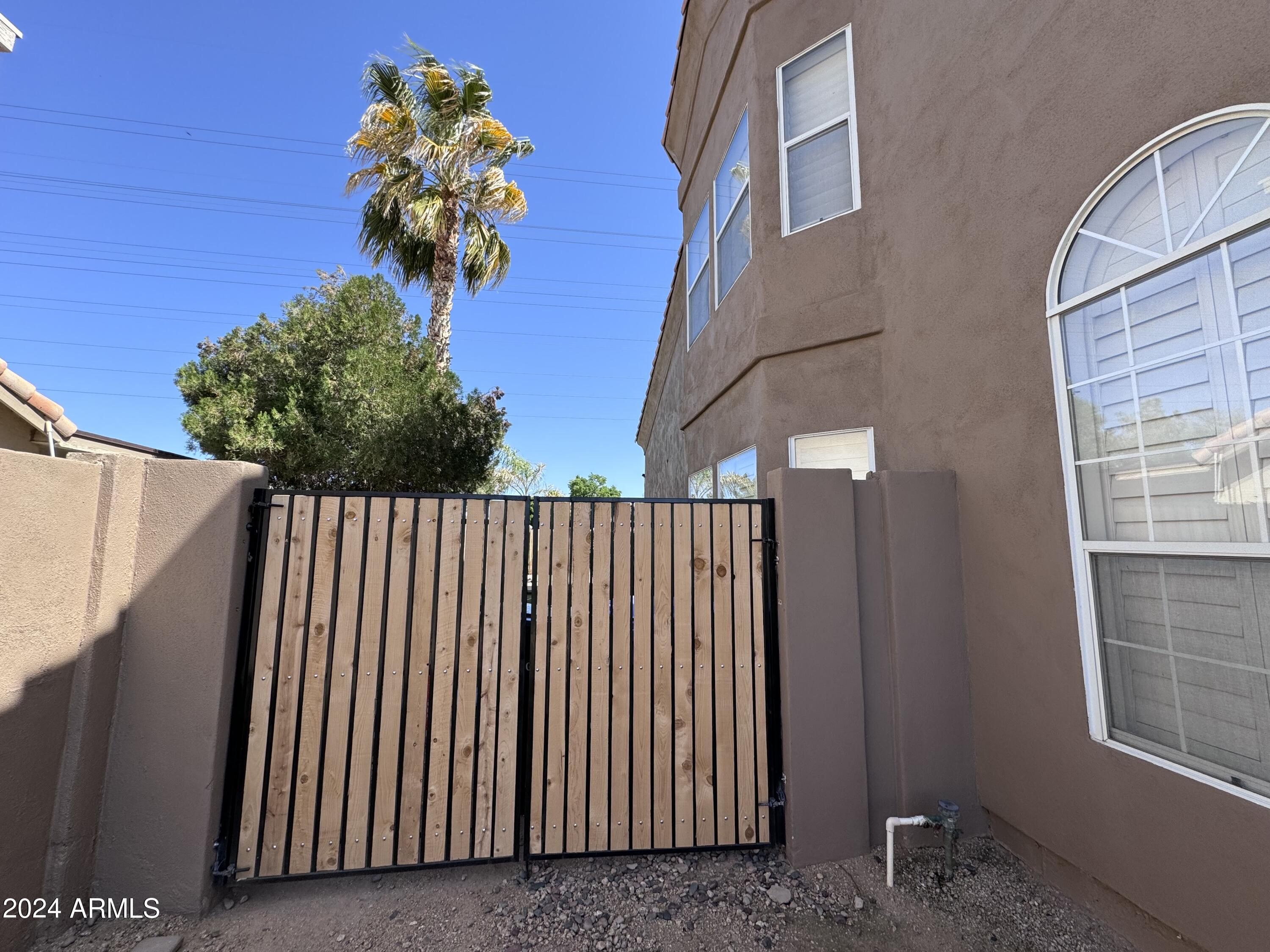 1009 N PEPPERTREE Drive