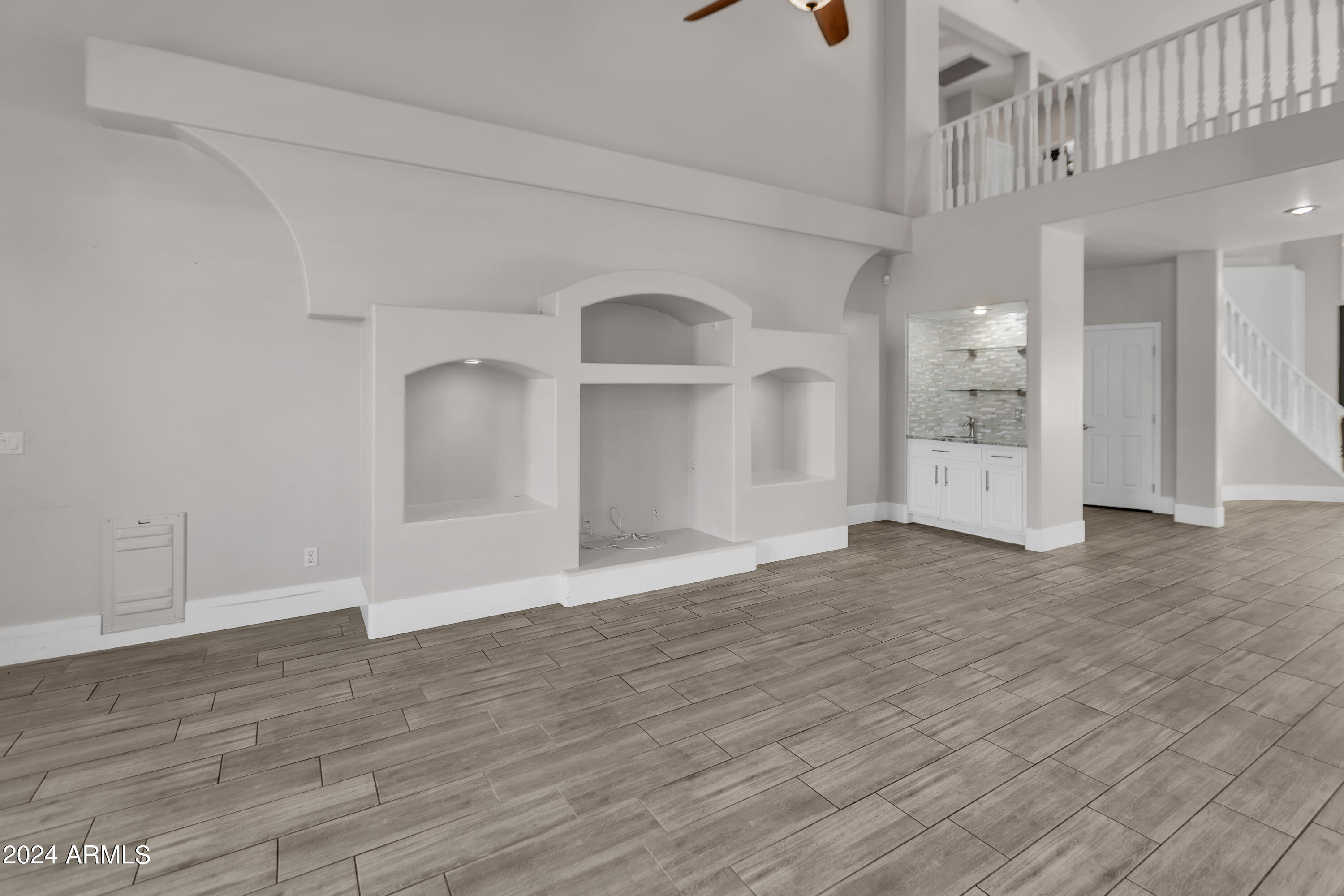 1009 N PEPPERTREE Drive