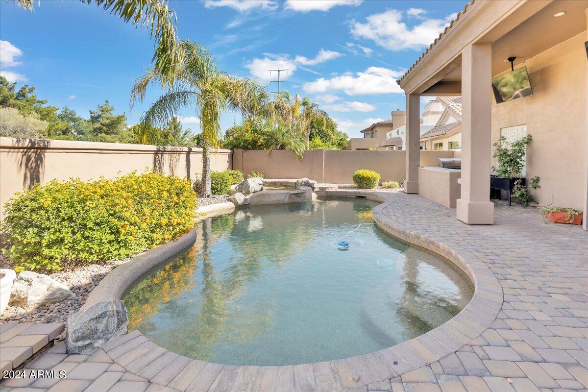 1009 N PEPPERTREE Drive
