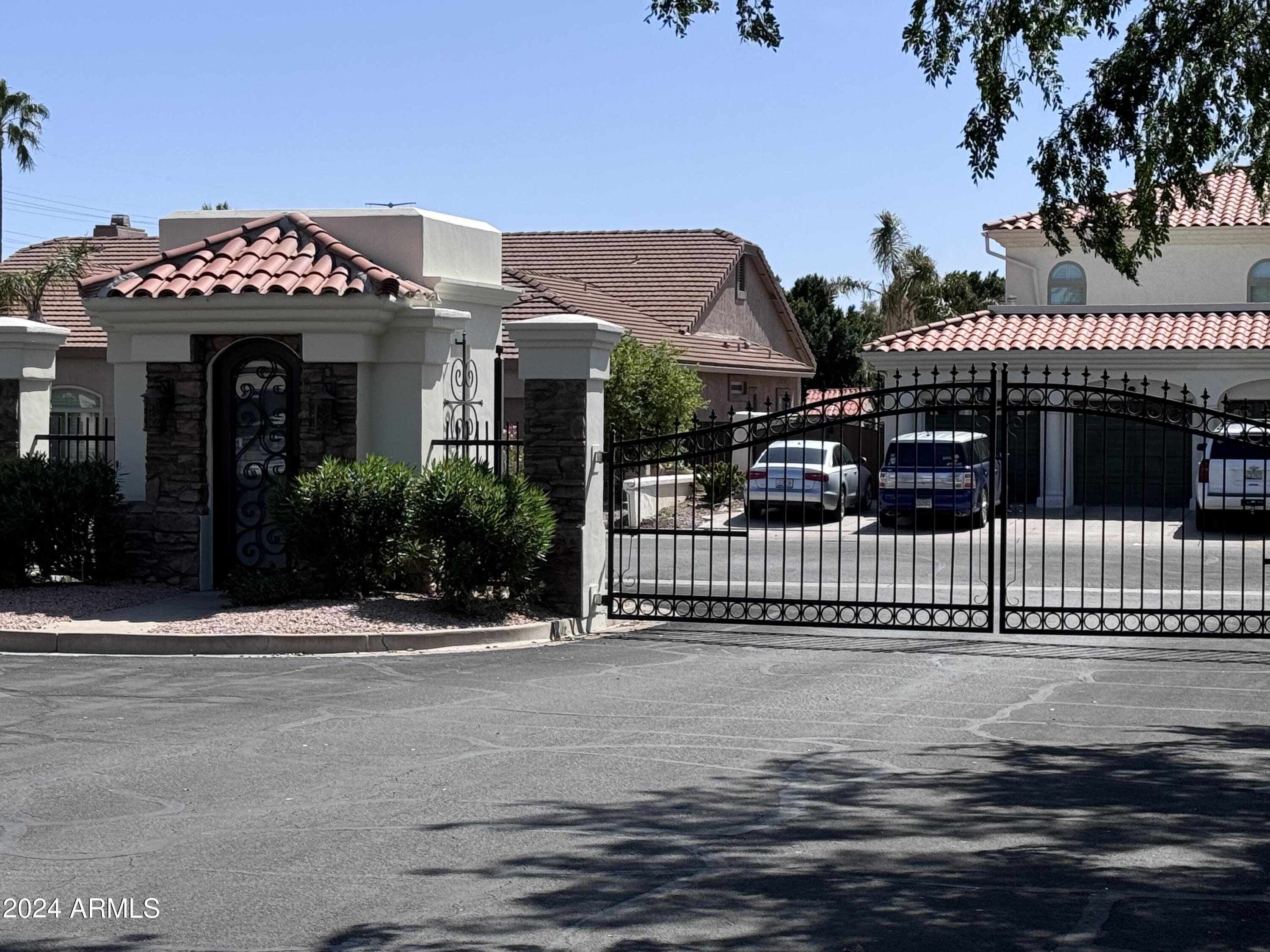 1009 N PEPPERTREE Drive