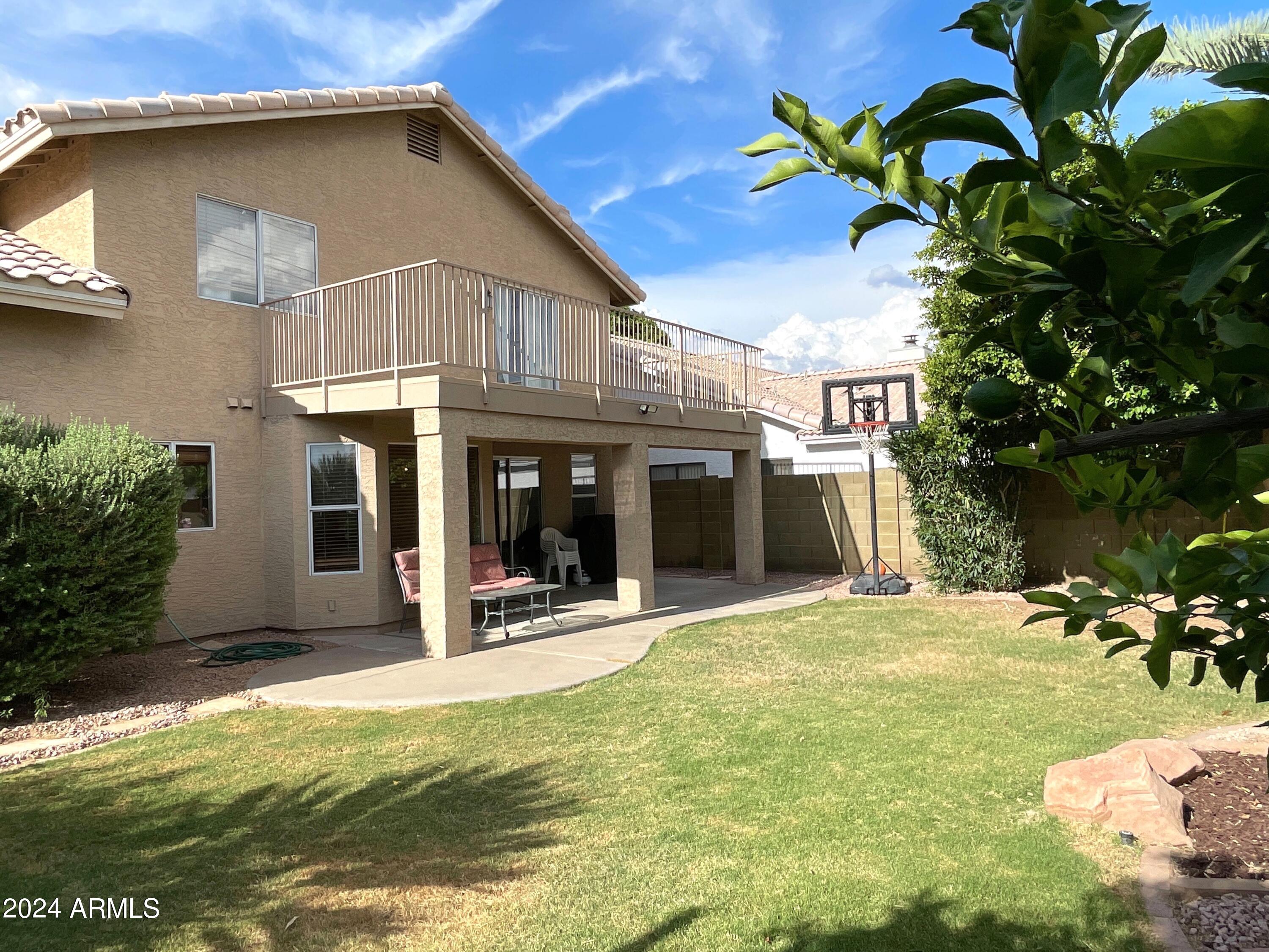 1827 E MARQUETTE Drive