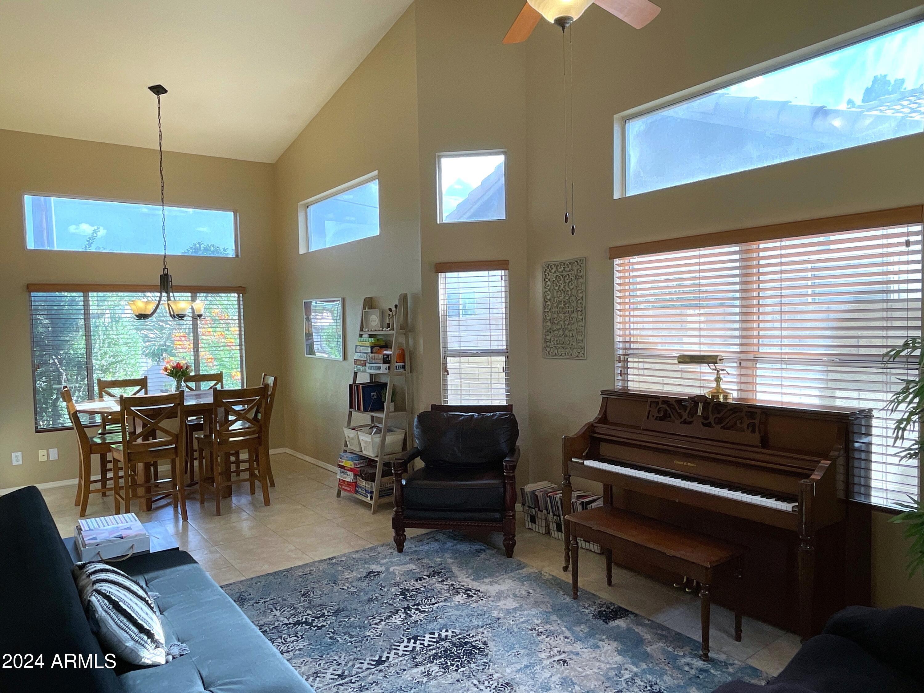 1827 E MARQUETTE Drive