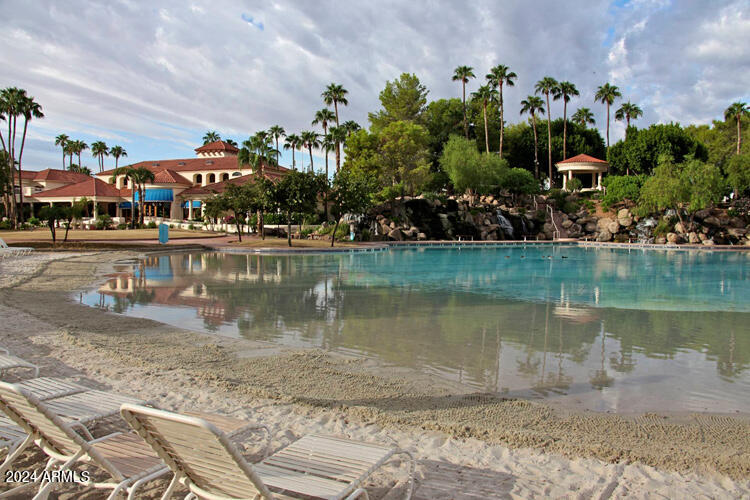 1827 E MARQUETTE Drive