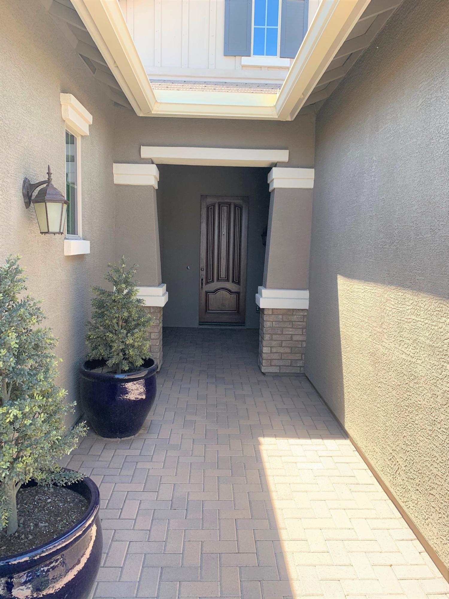 2557 E ORLEANS Drive