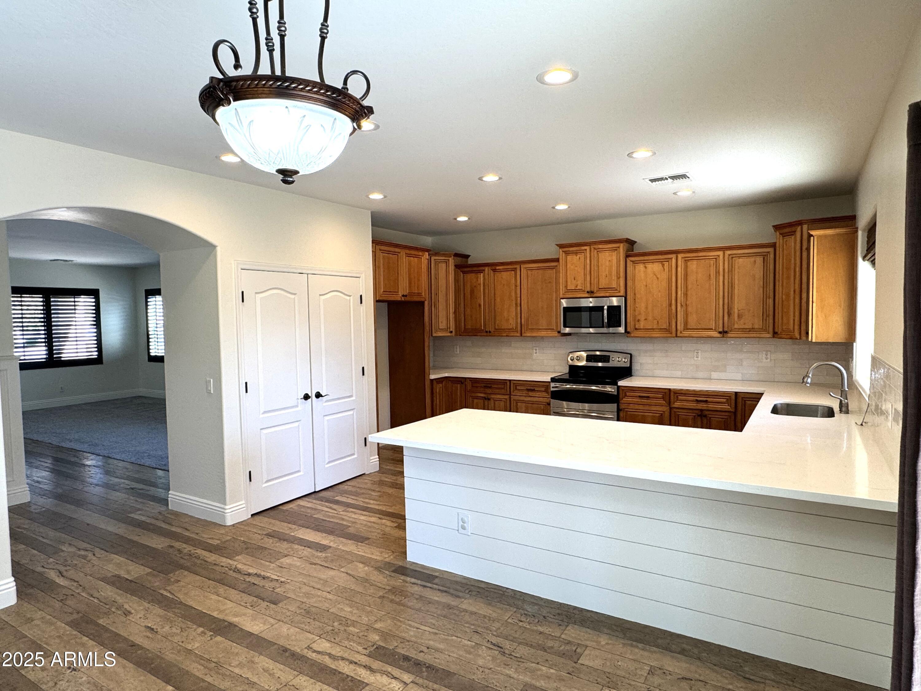 1637 W GREEN TREE Drive