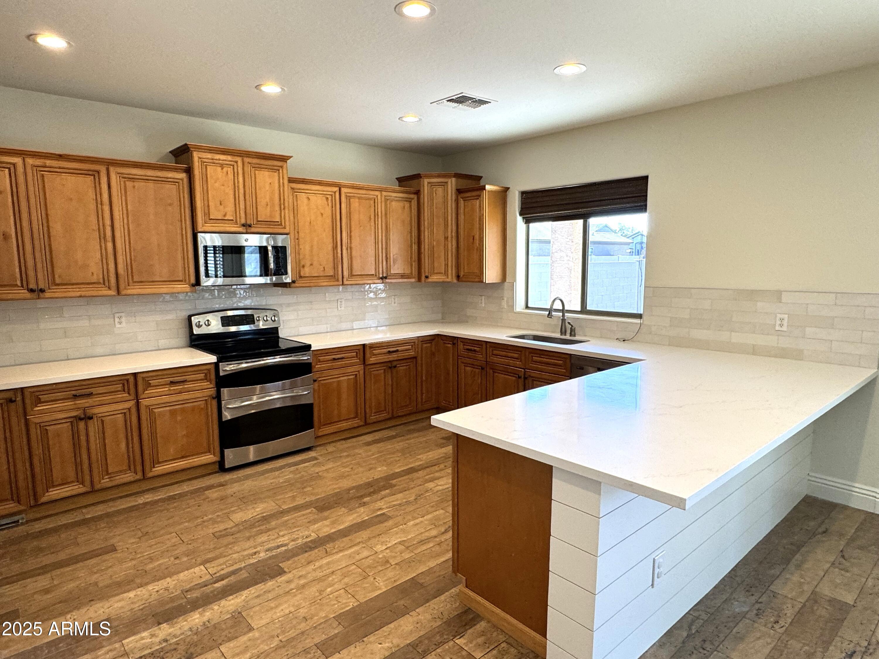 1637 W GREEN TREE Drive